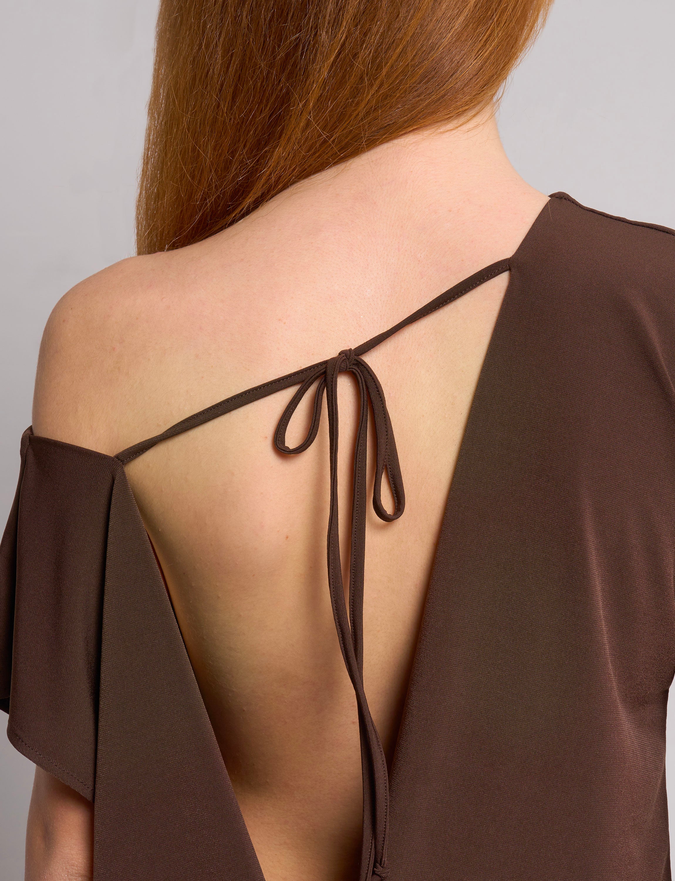 Vestito marrone morbido con schiena scoperta - Image 3