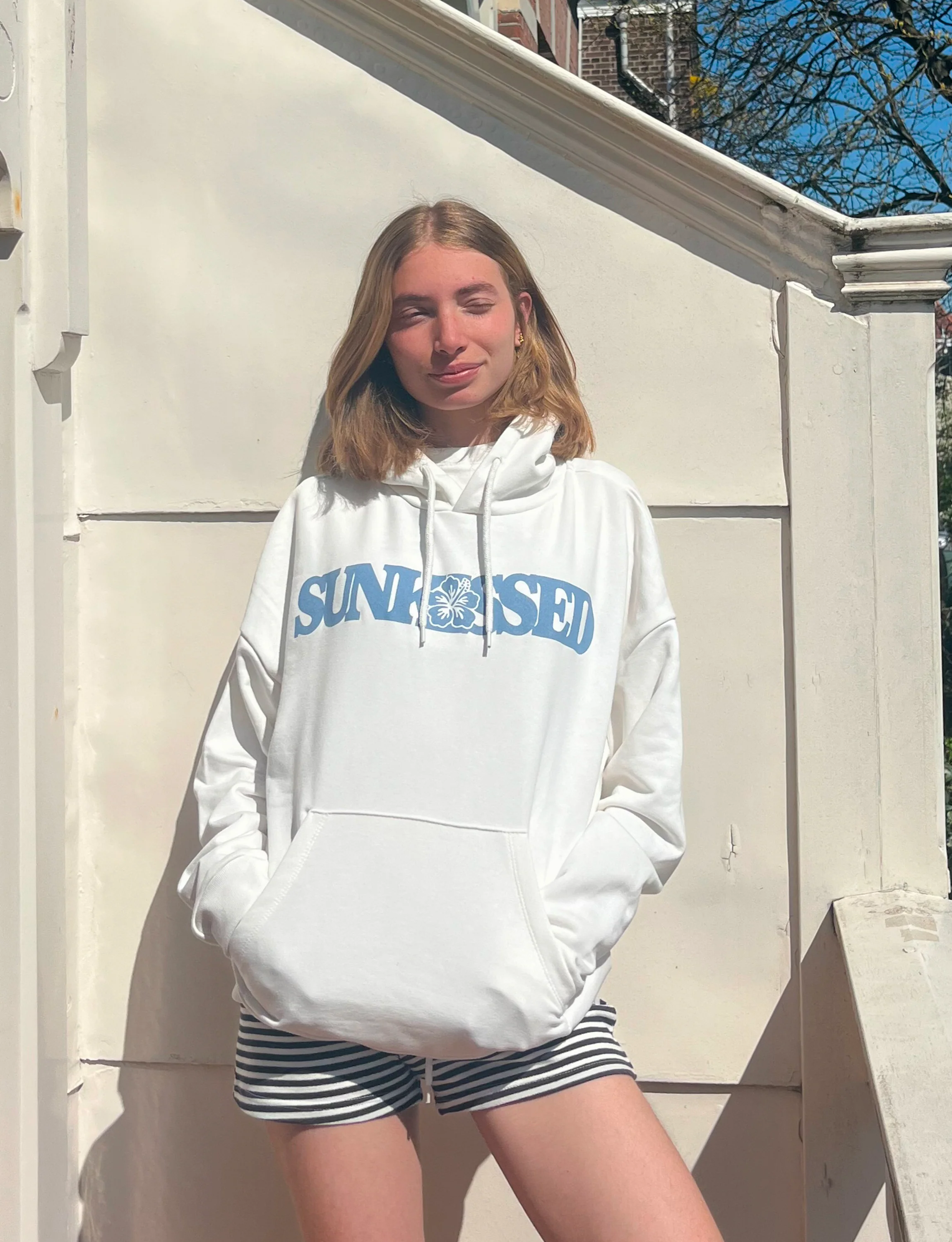 Felpa oversize bianca con scritta “Sunkissed“