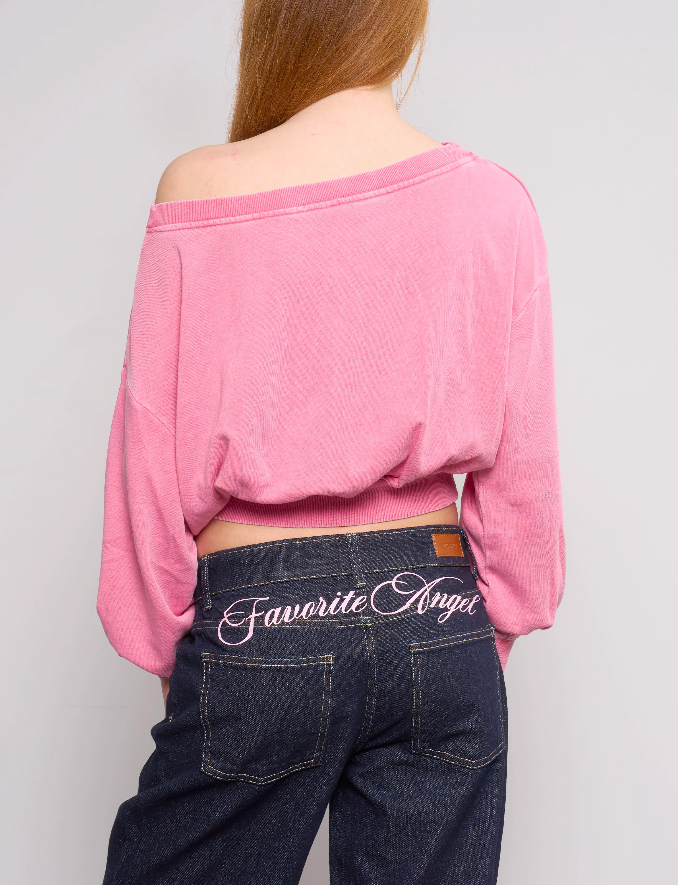 Felpa rosa con scollo a V e scritta “Salty Girl“ - Image 3
