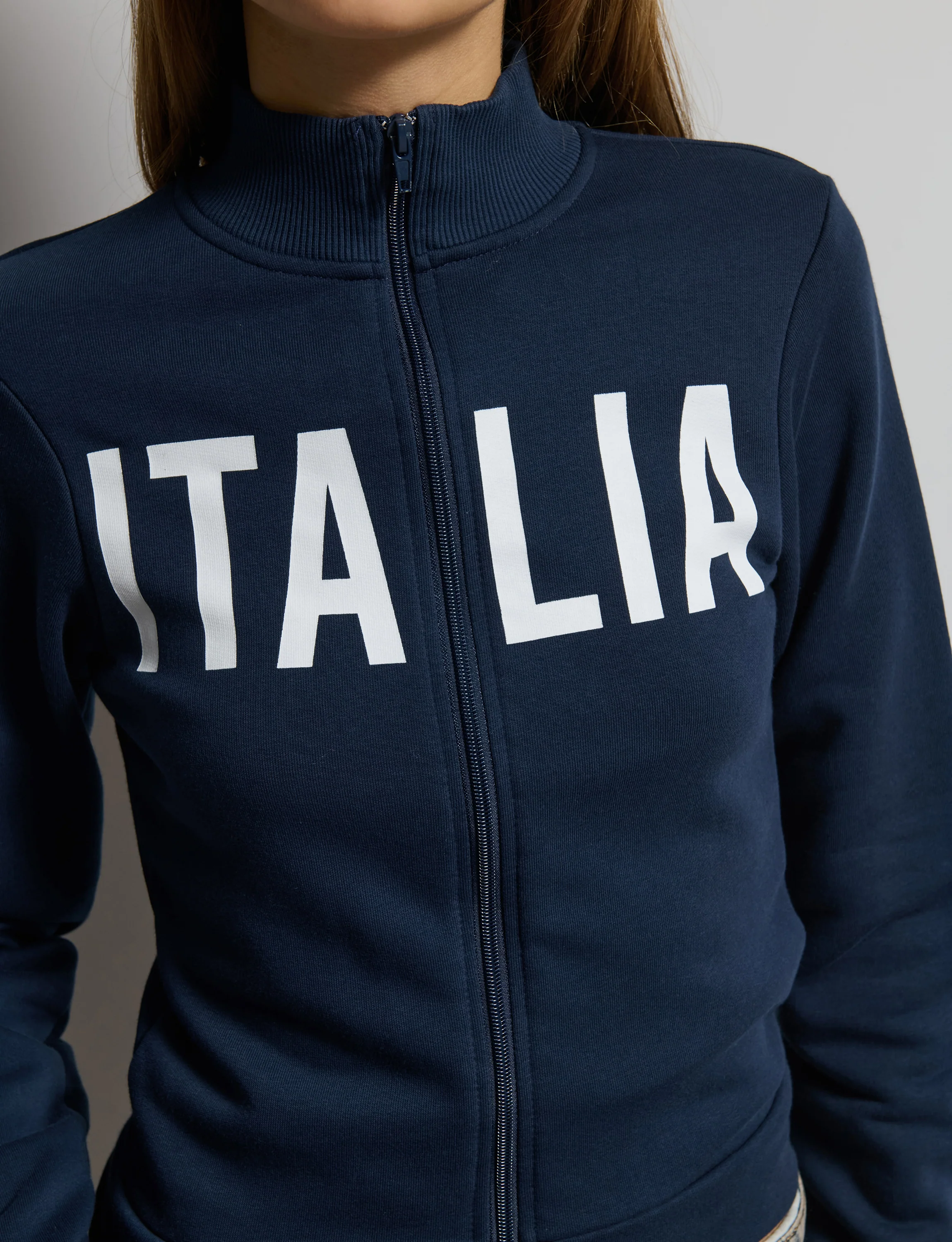 Felpa blu navy a collo alto con stampa Italia - Image 2