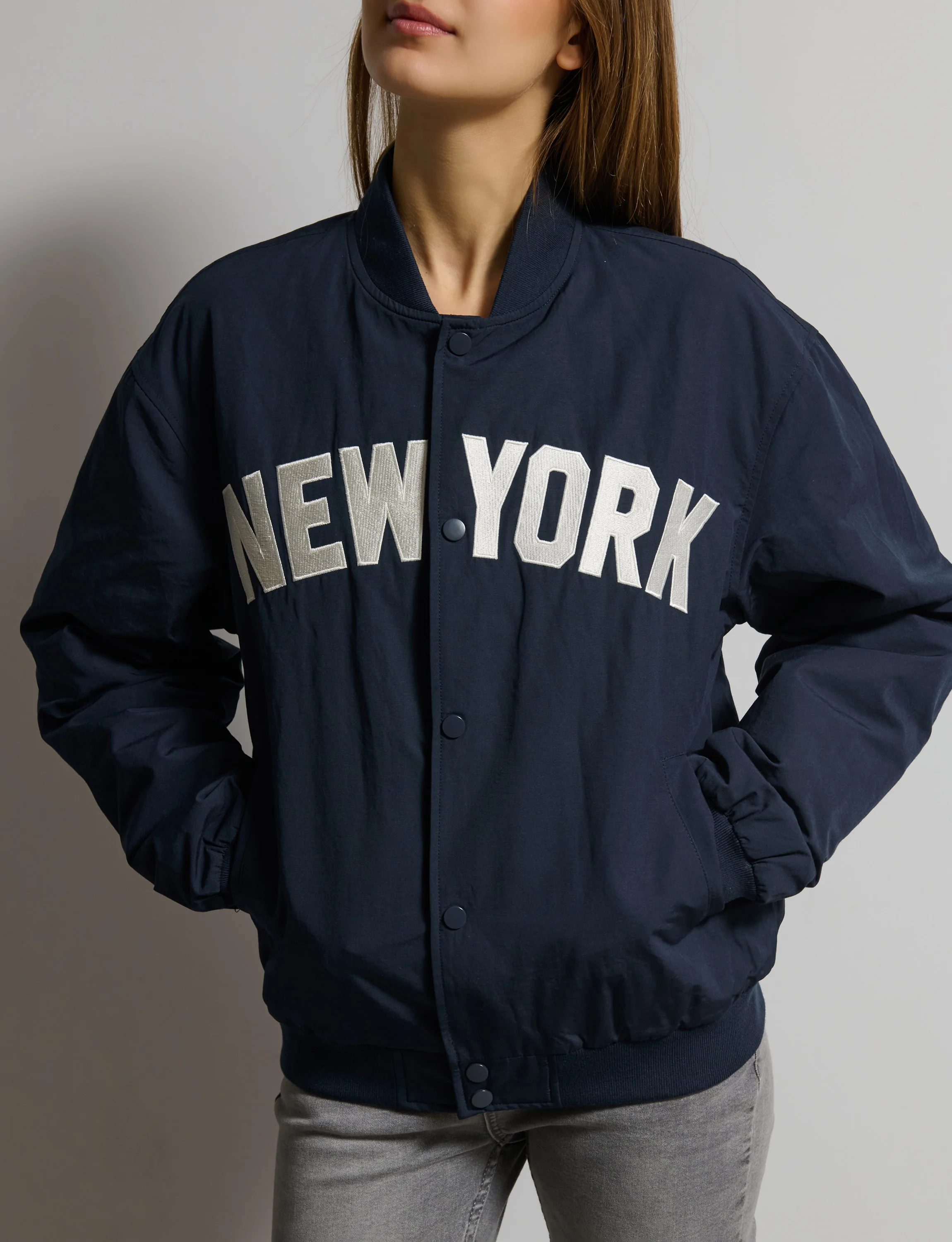 Giacca bomber blu con scritta - Image 2