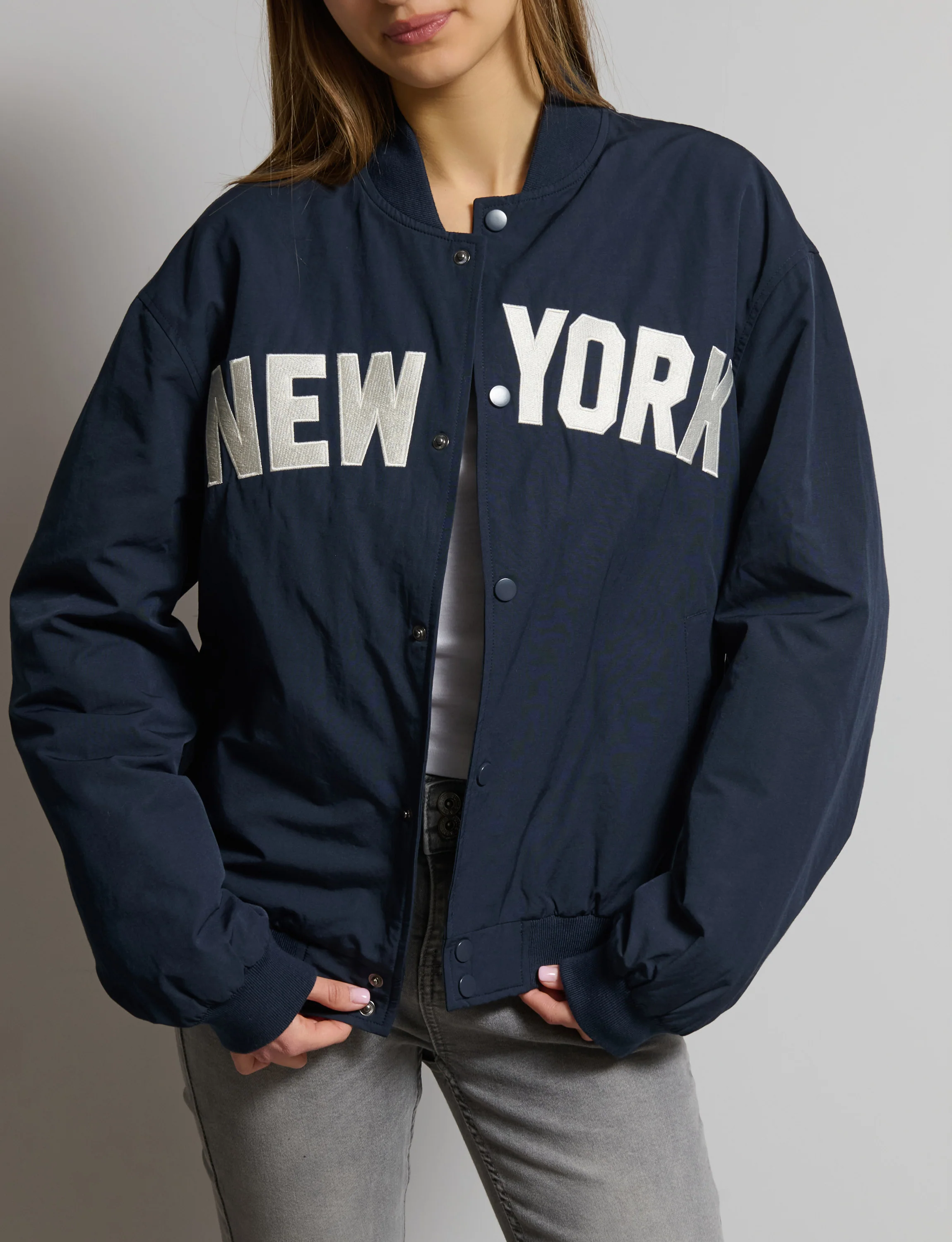 Giacca bomber blu con scritta - Image 3