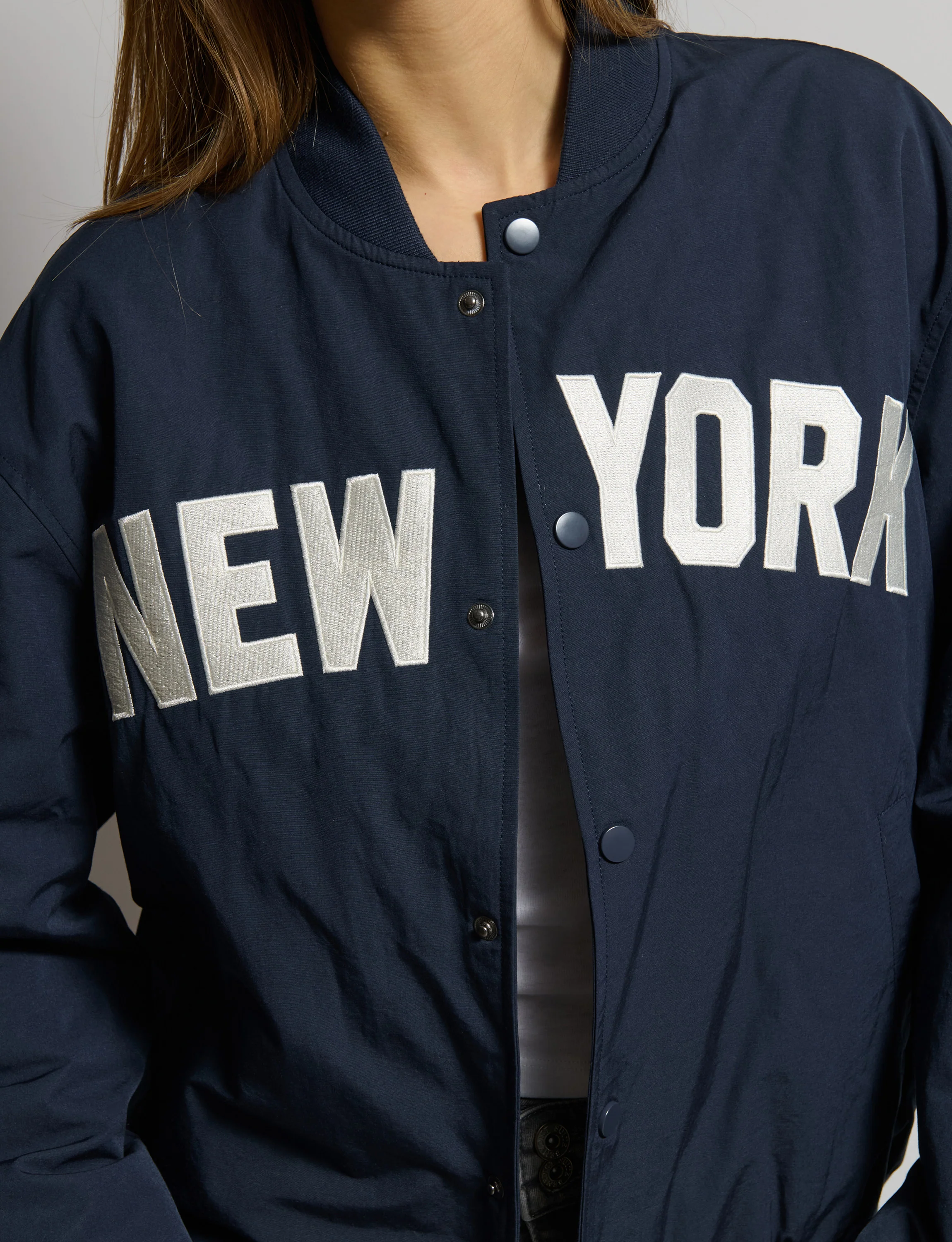 Giacca bomber blu con scritta - Image 4