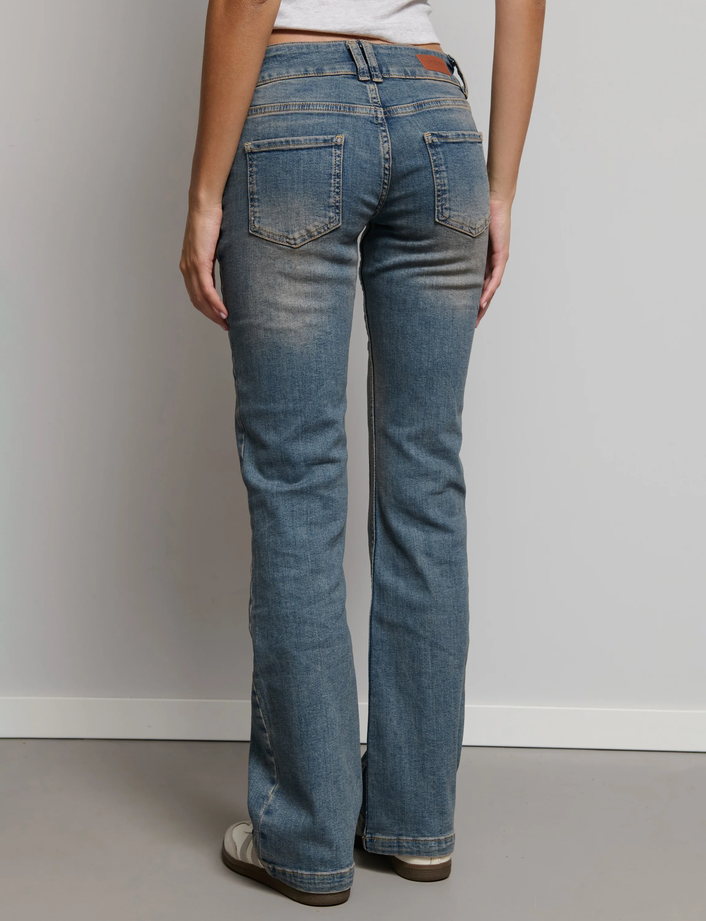 Jeans a zampa con doppio bottone - Image 4