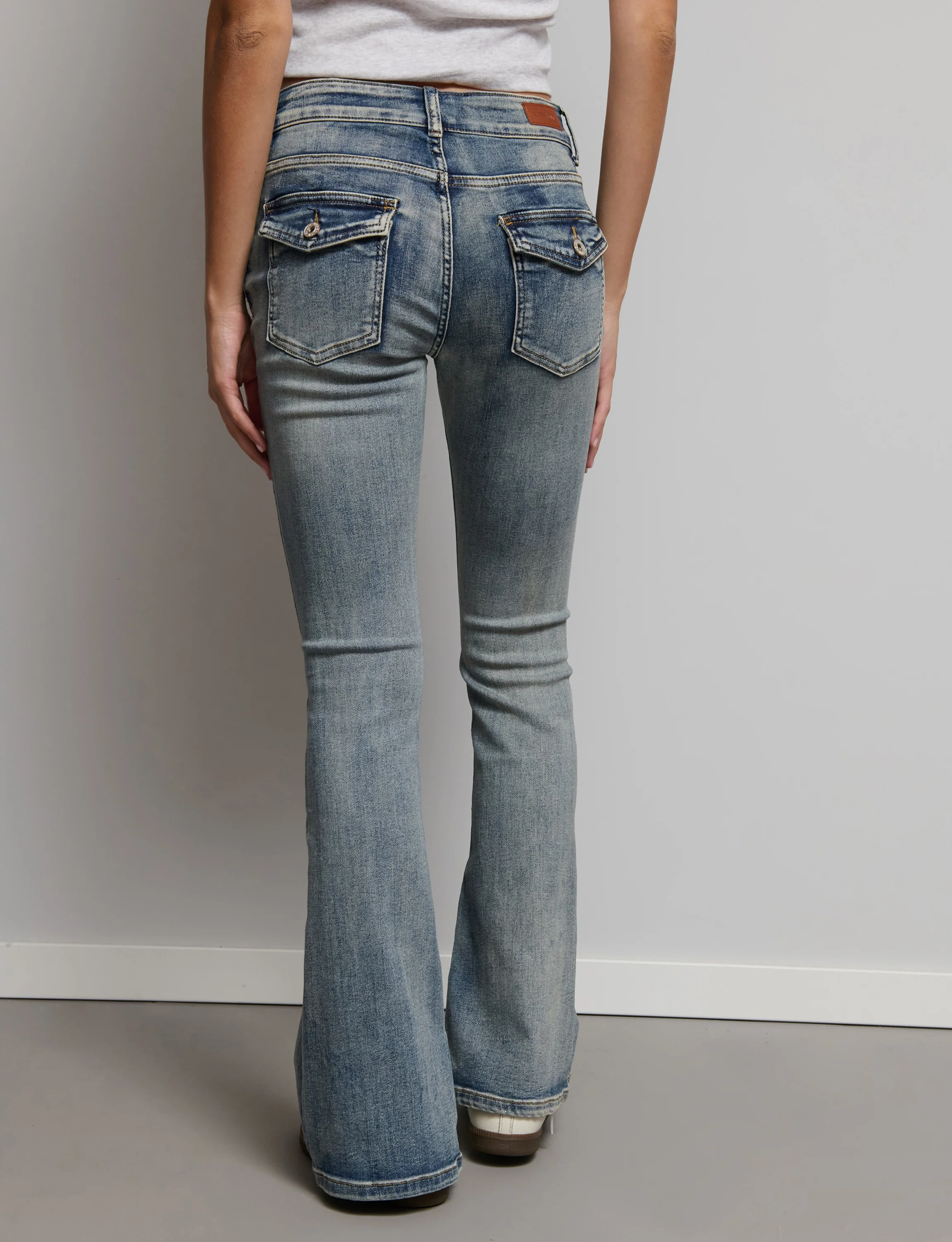 Jeans a zampa con doppio bottone - Image 4
