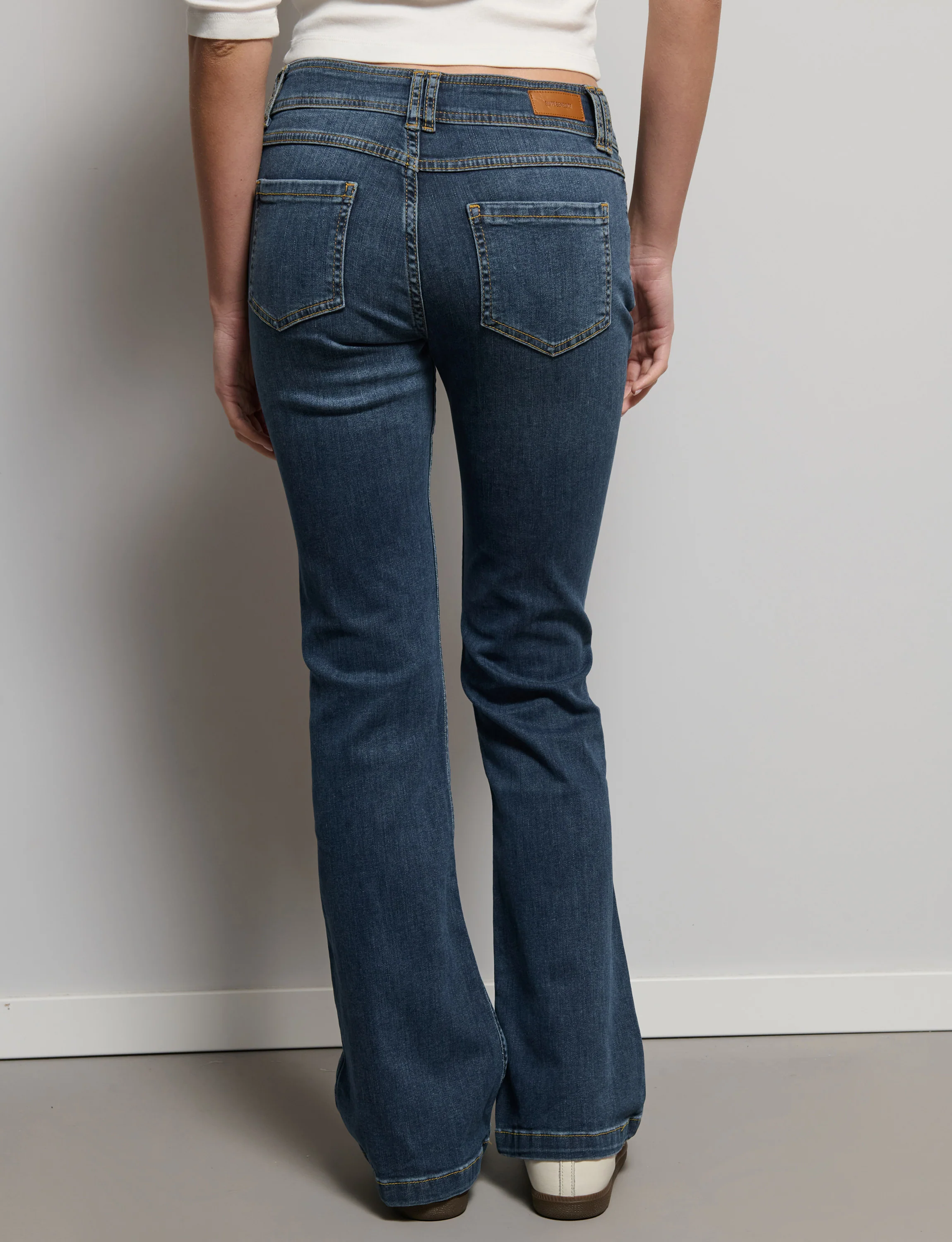 Jeans bootcut con doppio bottone - Image 3