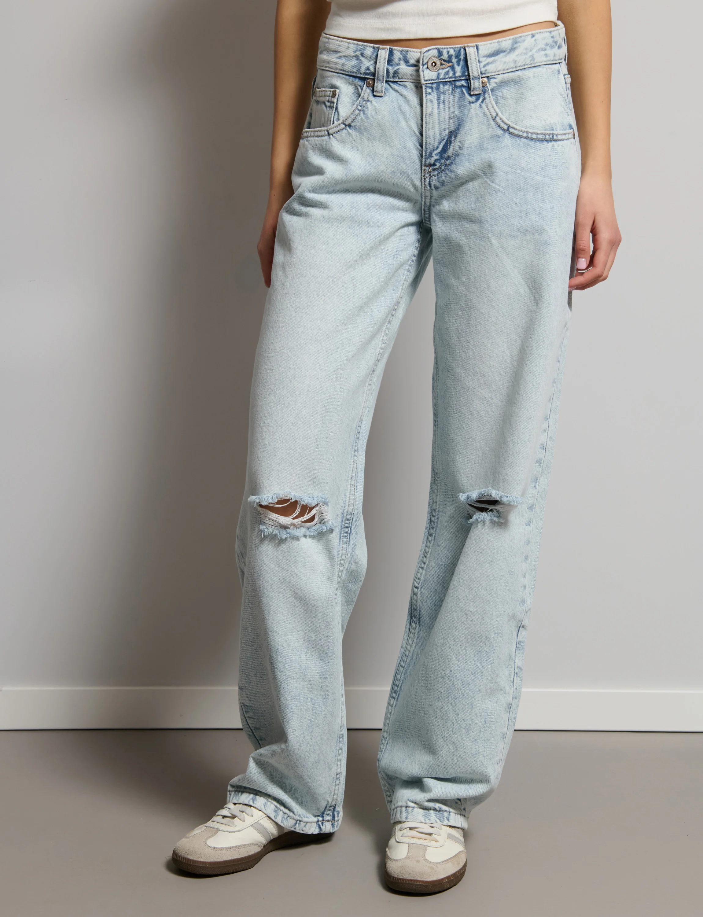 Jeans dritto con rotture