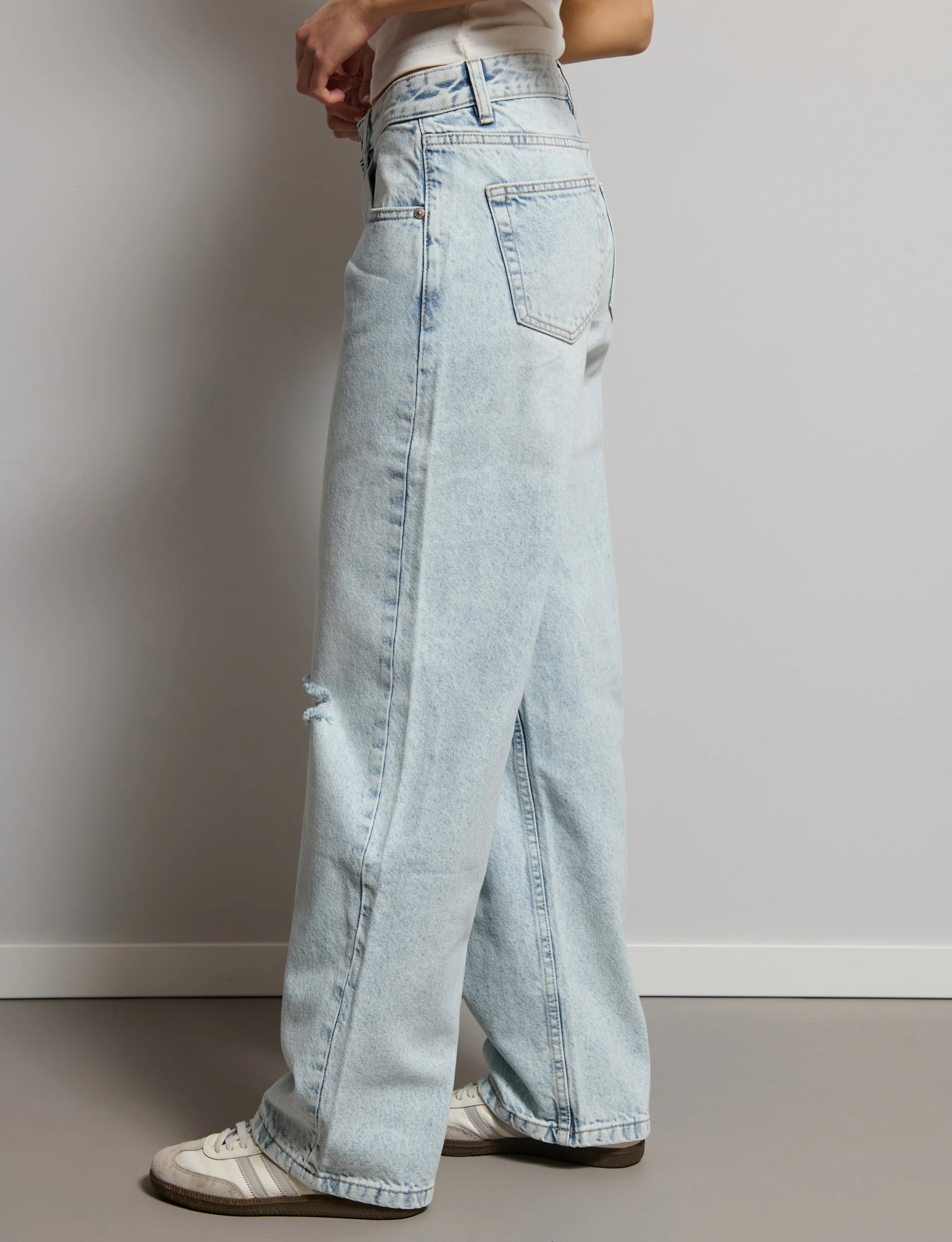 Jeans dritto con rotture - Image 2