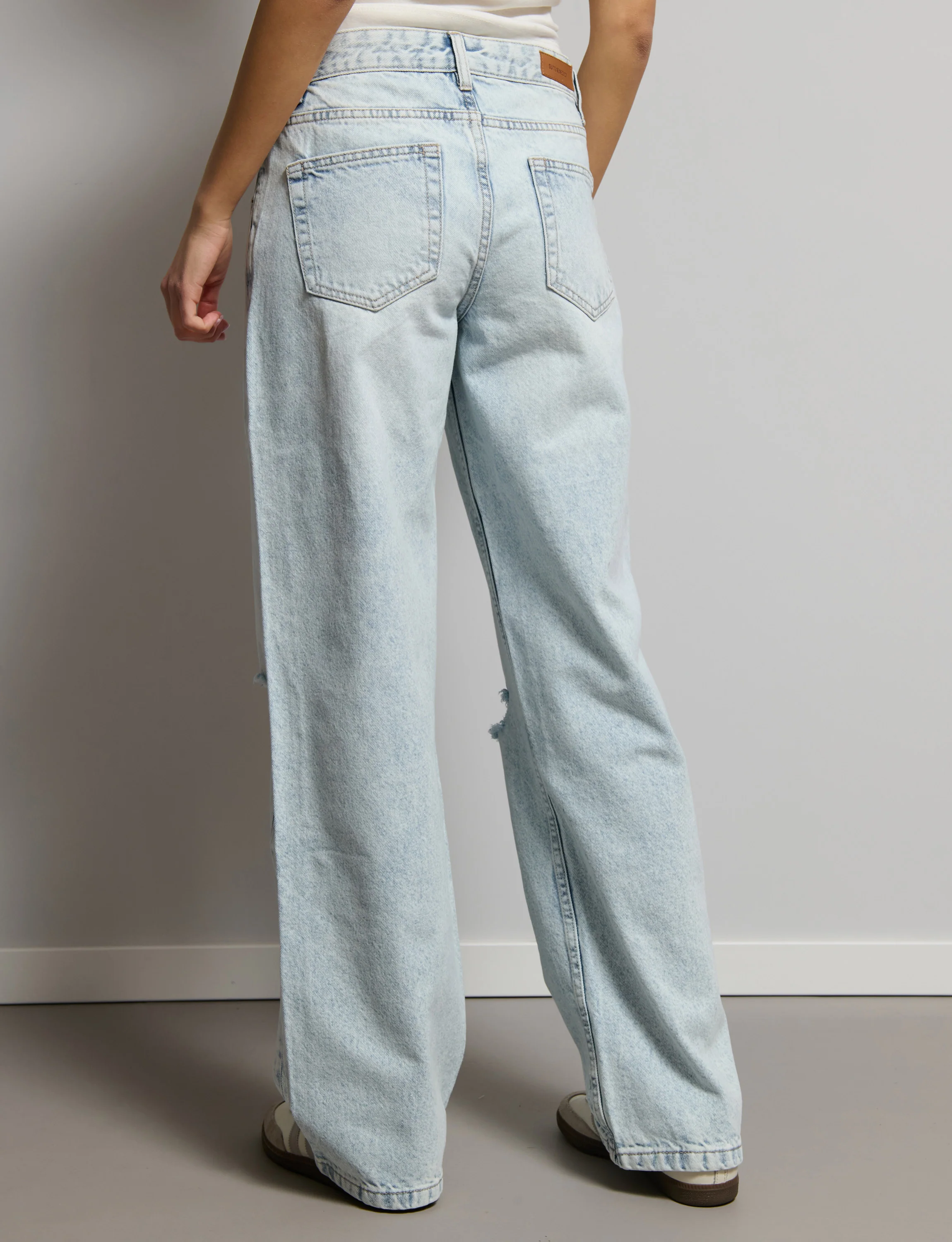 Jeans dritto con rotture - Image 3