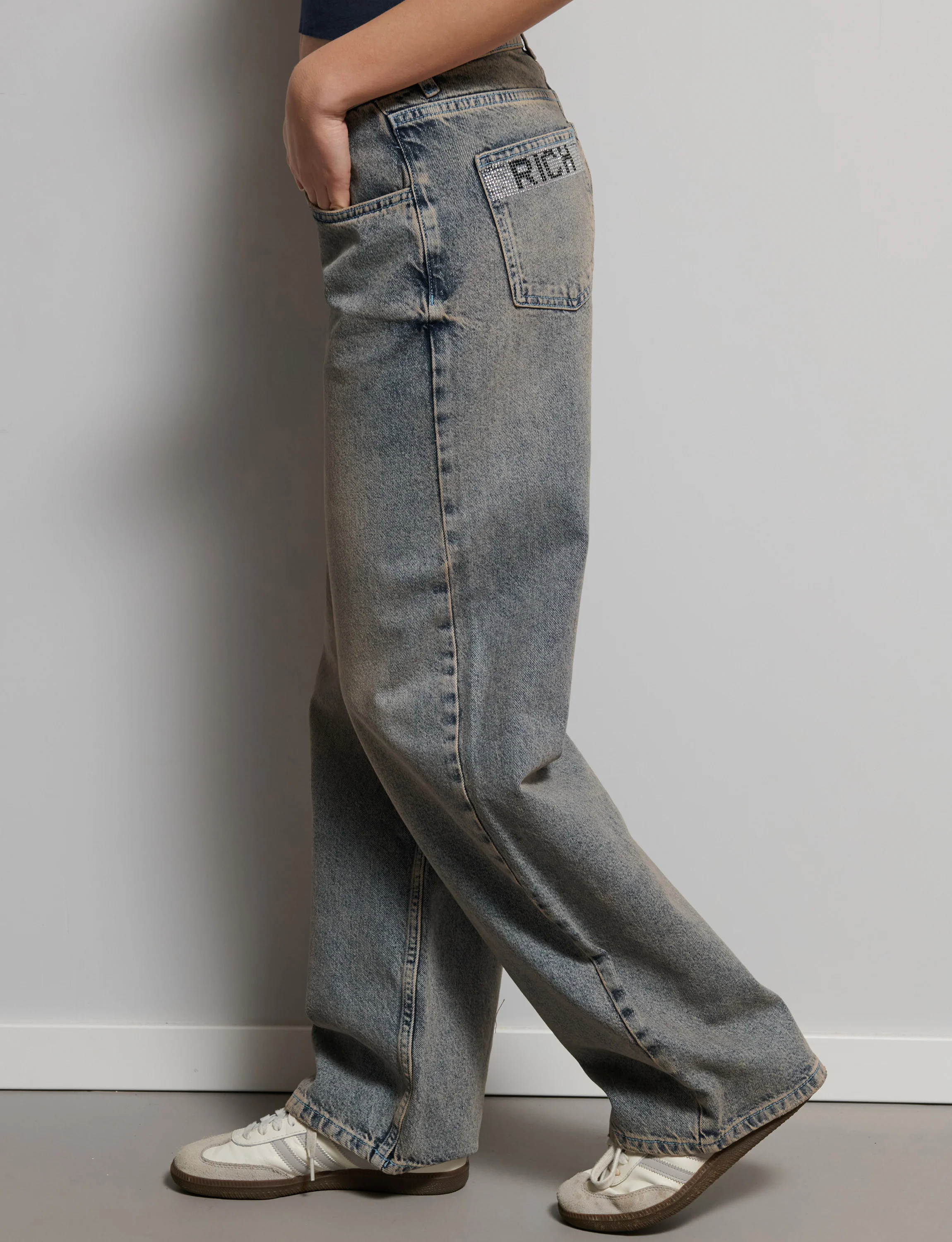 Jeans dritto con strass sulle tasche posteriori - Image 3
