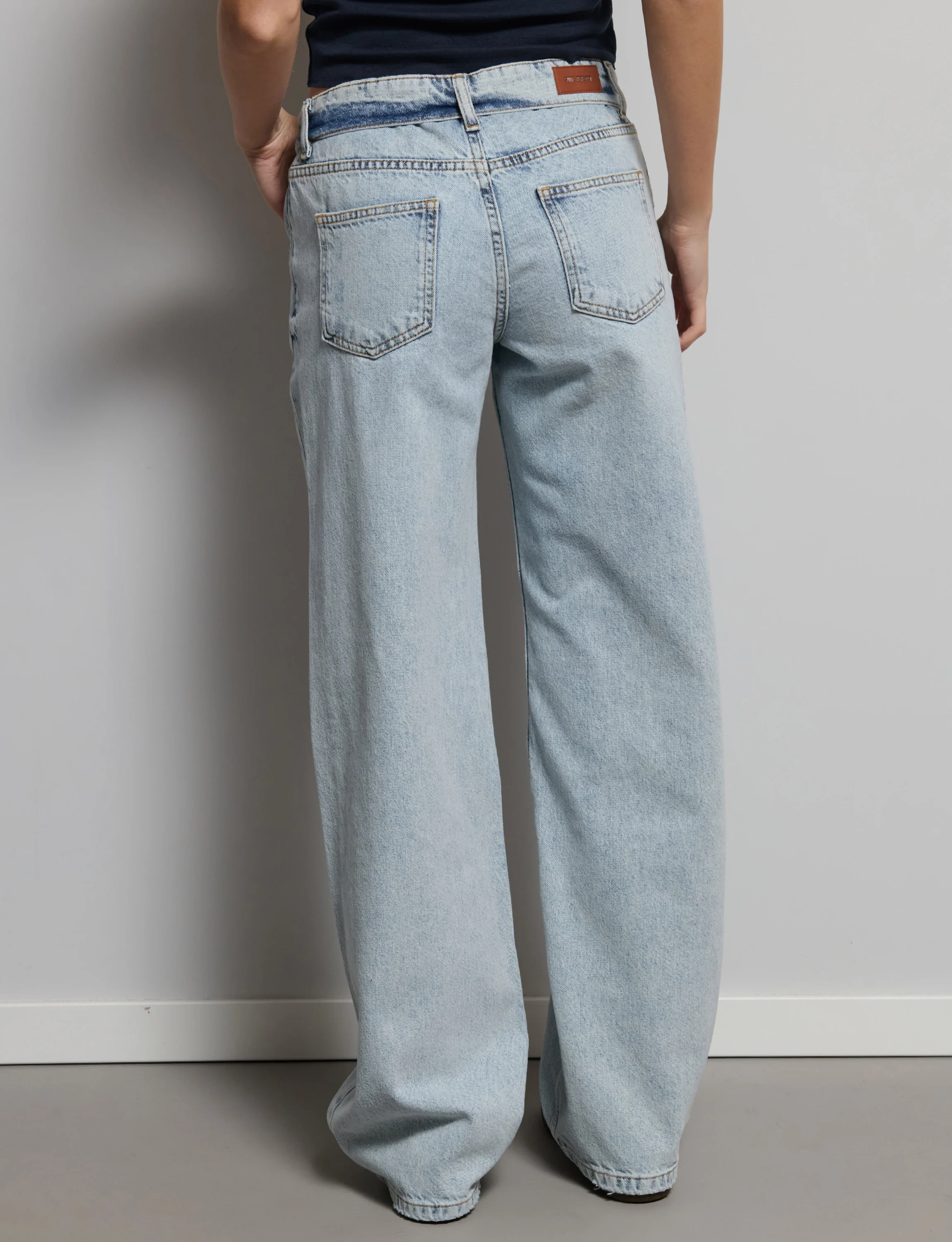 Jeans dritto con vita rigirata - Image 4