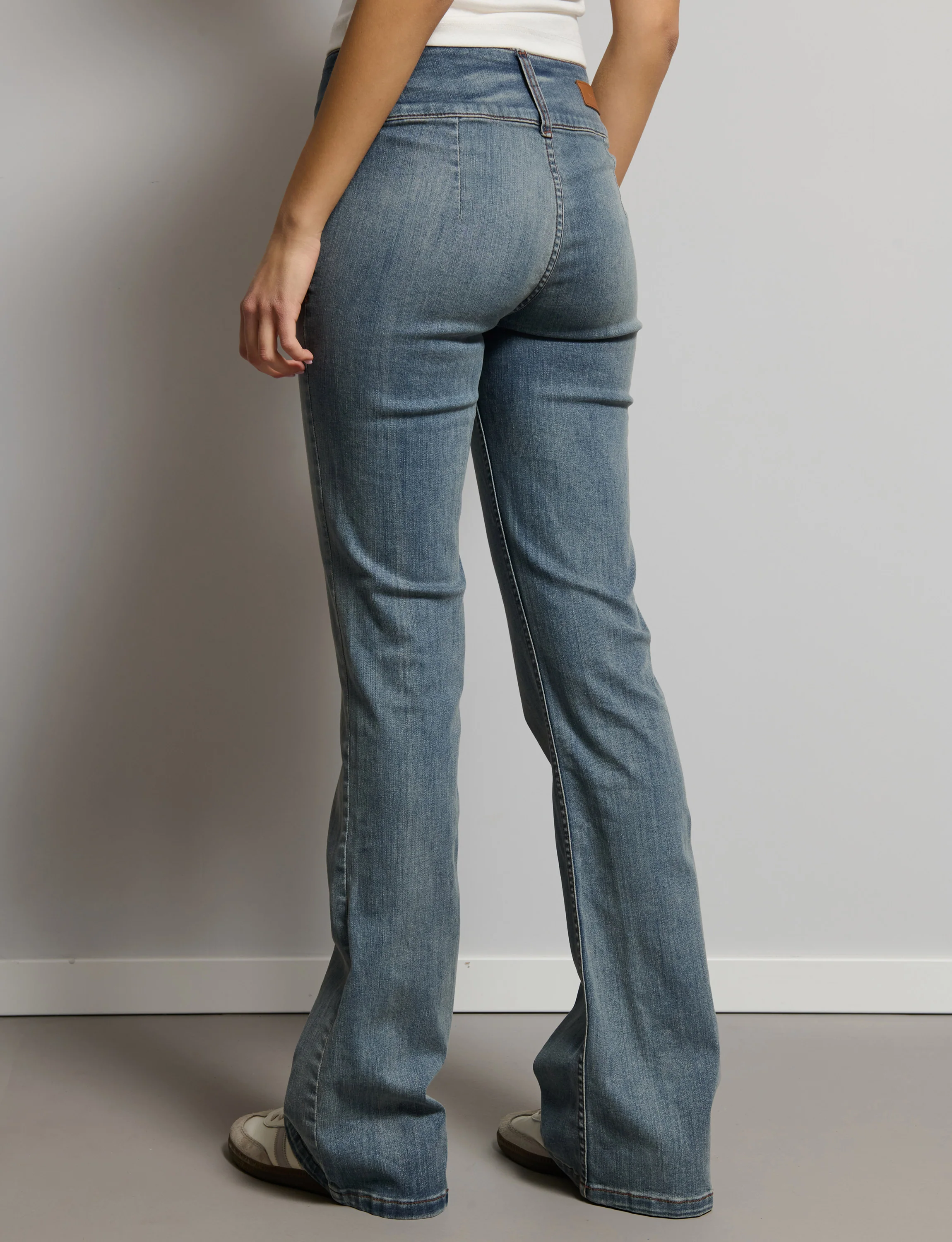 Jeans flare con triplo bottone - Image 3
