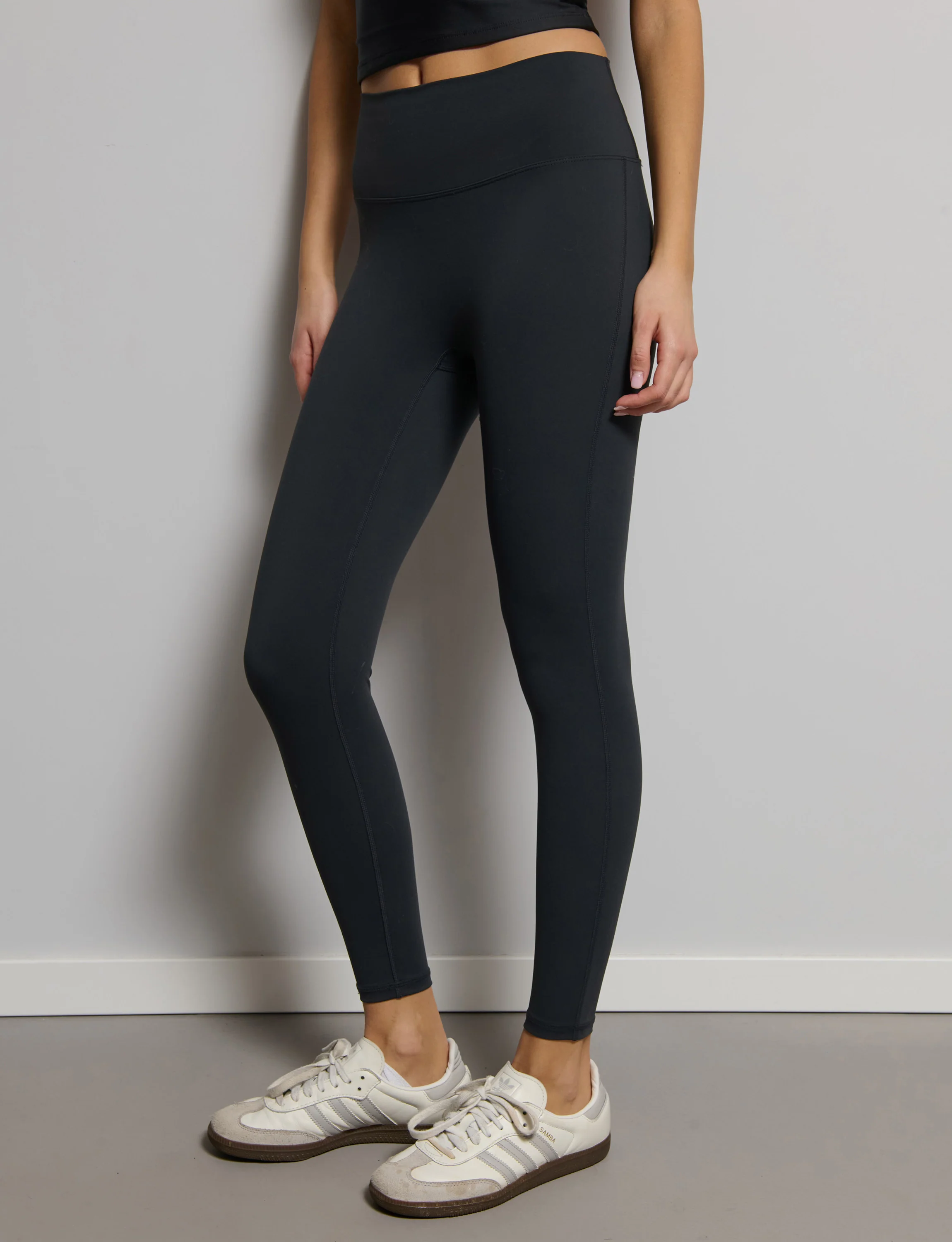 Leggins sportivo nero con arricciatura leggera - Image 3