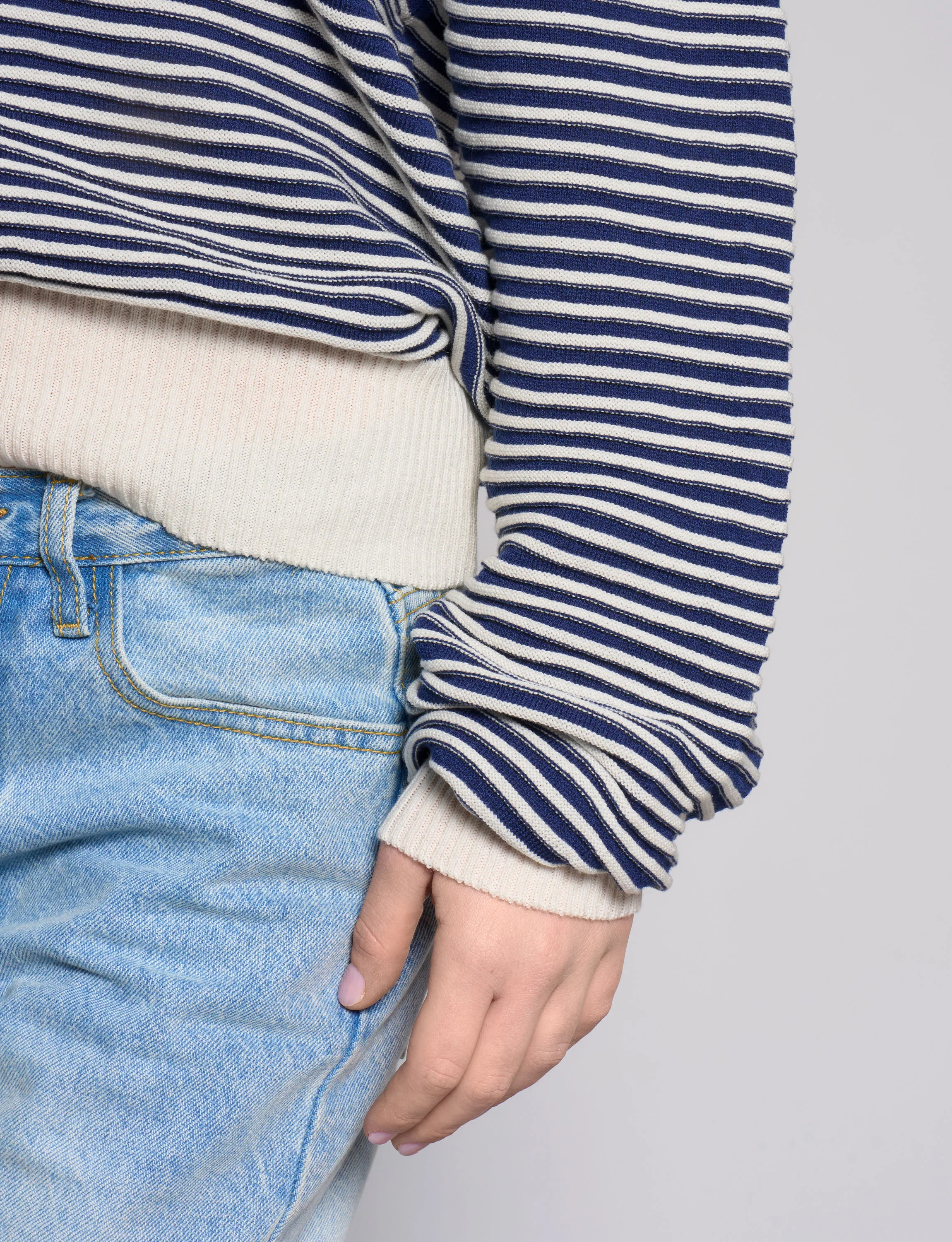 Maglia a righe con scollo asimmetrico - Image 4