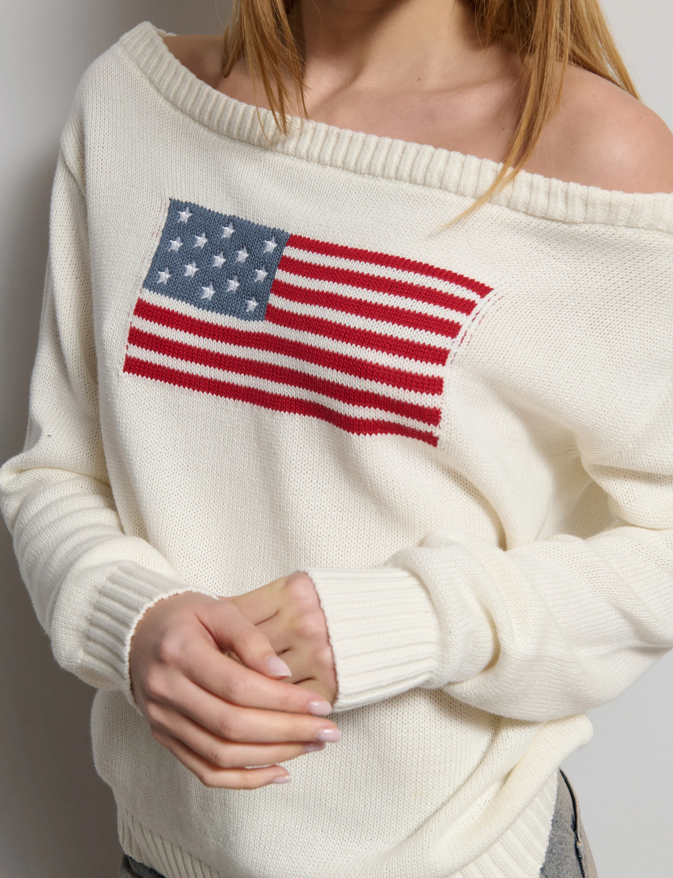 Maglione bianco asimmetrico con bandiera USA - Image 3
