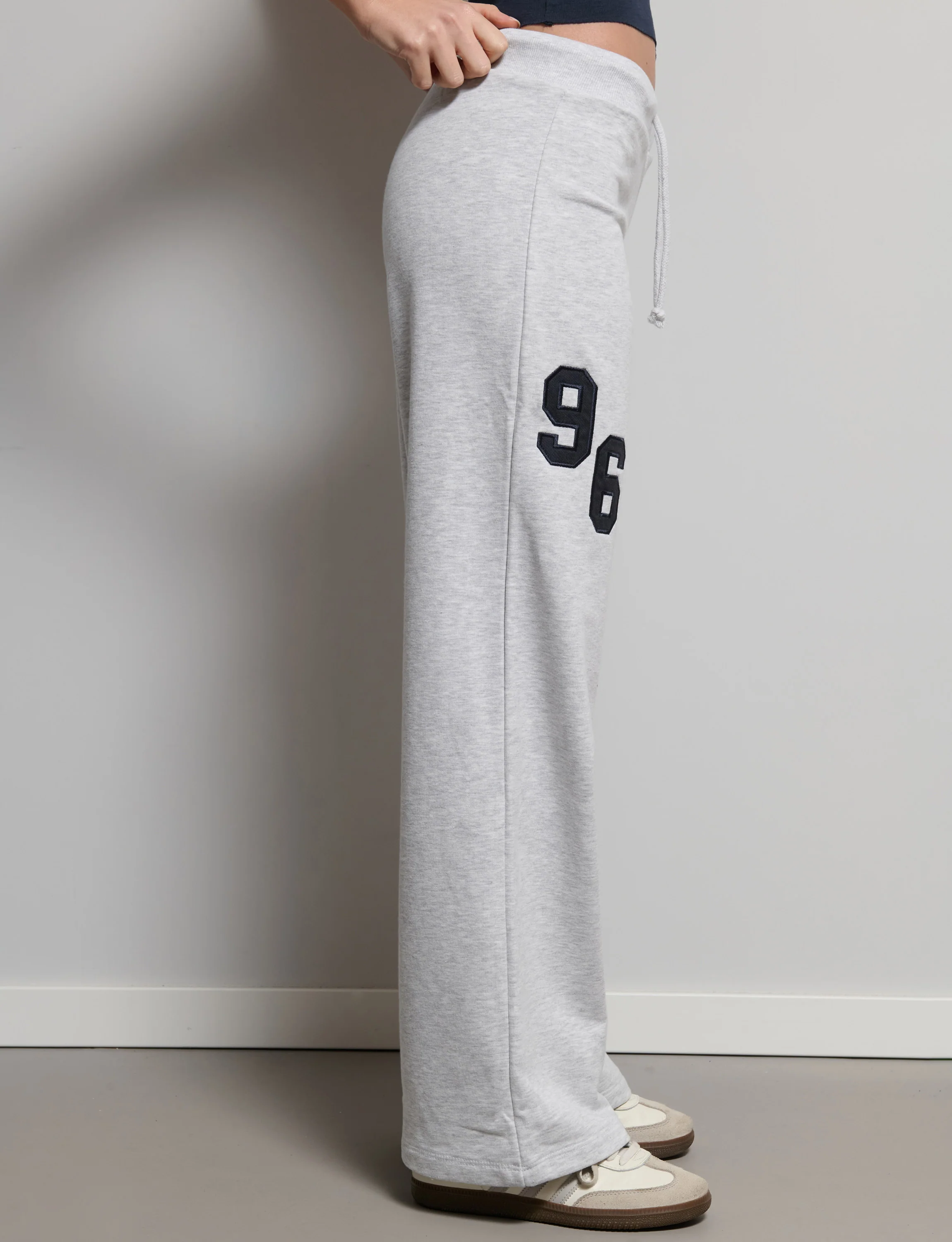 Pantalone tuta grigio con numero 96