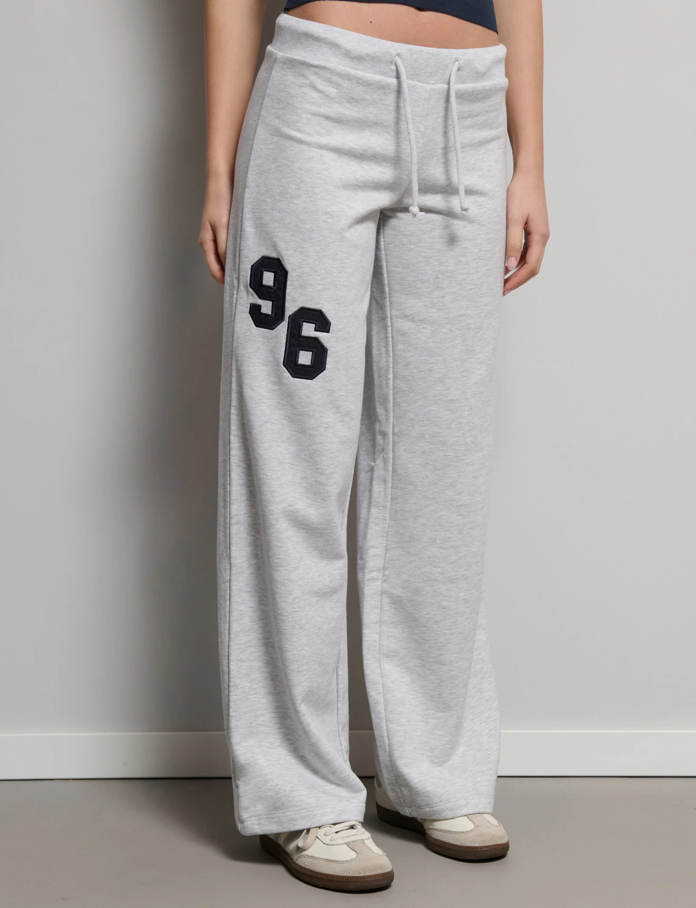 Pantalone tuta grigio con numero 96 - Image 2