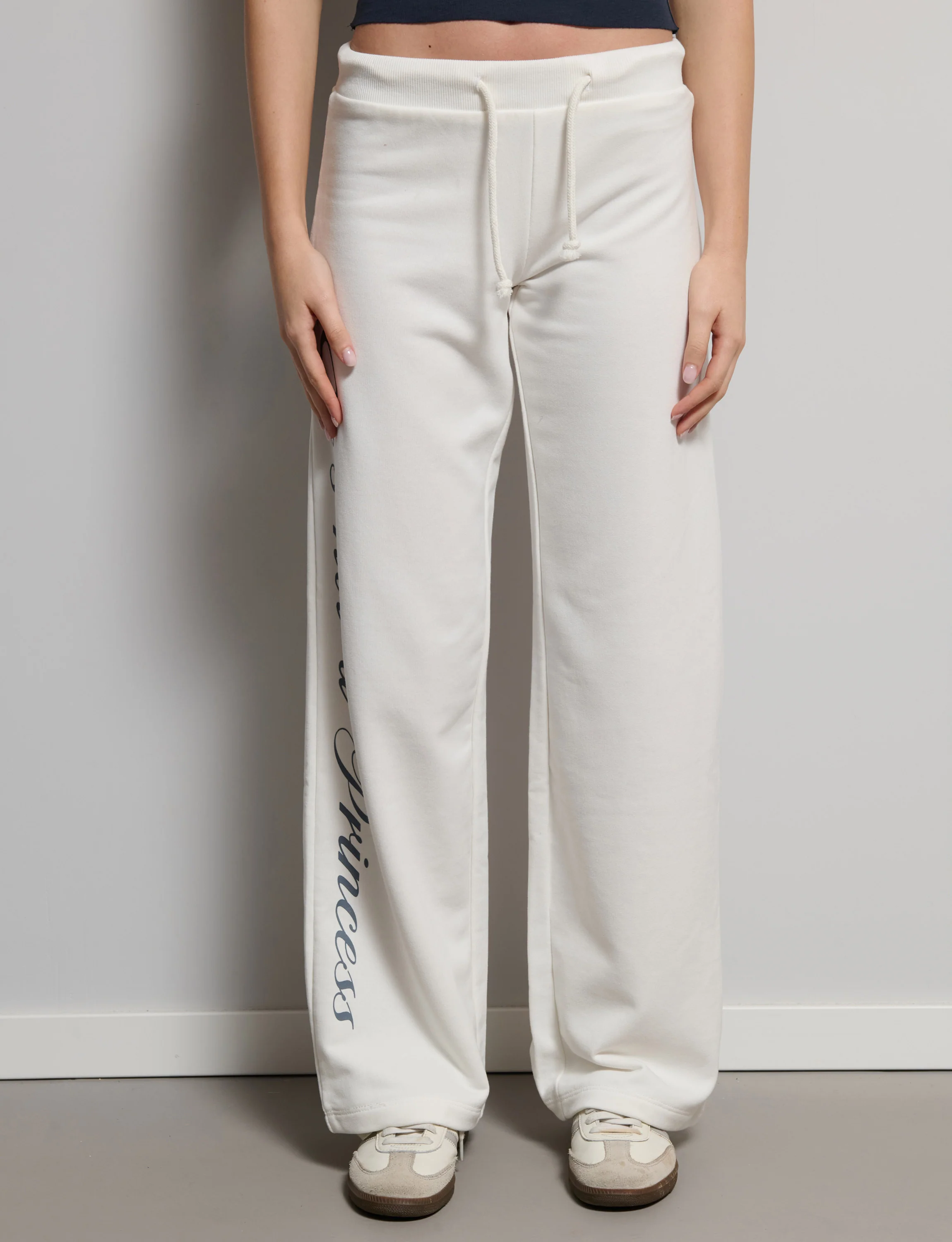Pantalone tuta con scritta “She‘s not a Princess“ - Image 3