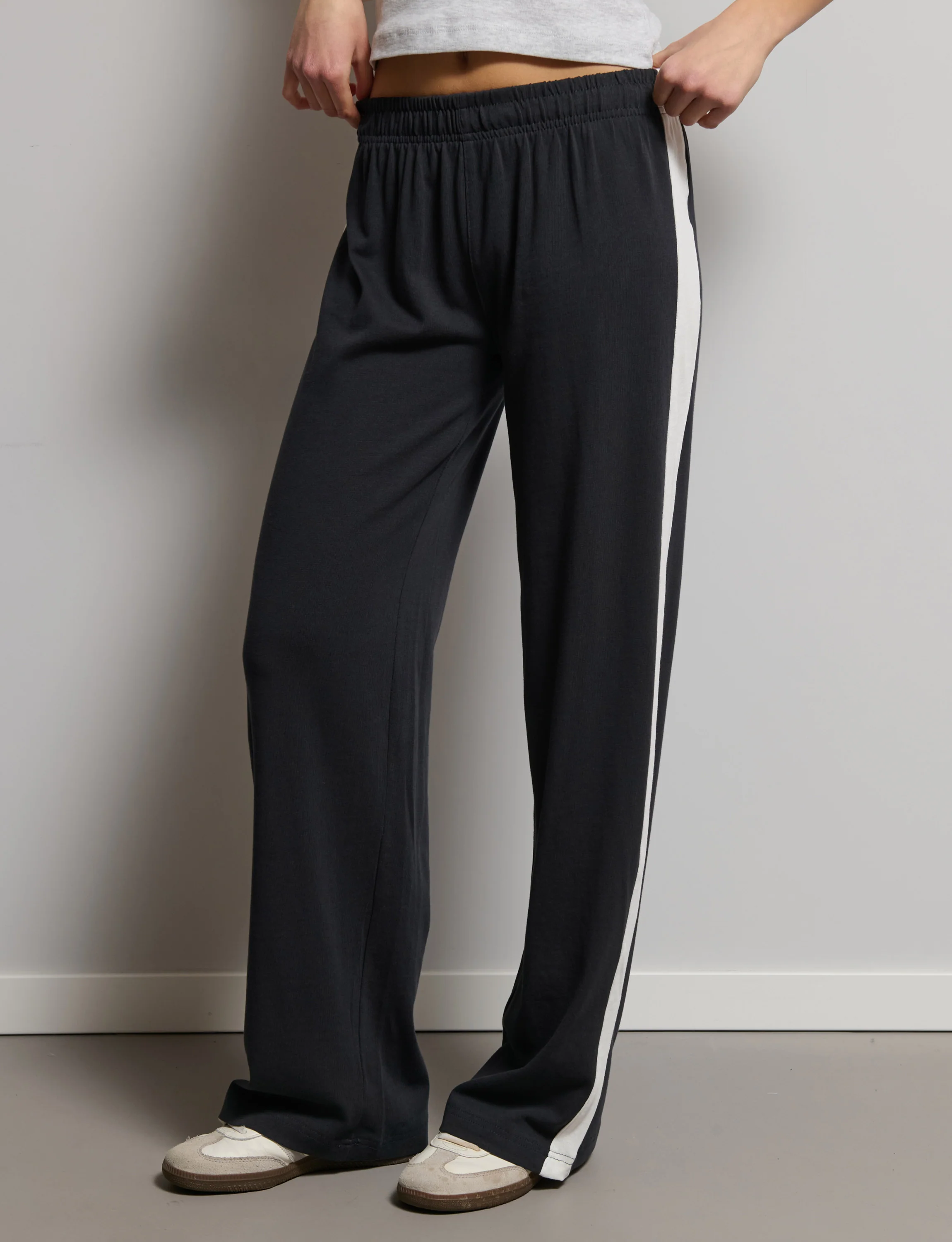 Pantalone tuta wide blu notte con banda bianca