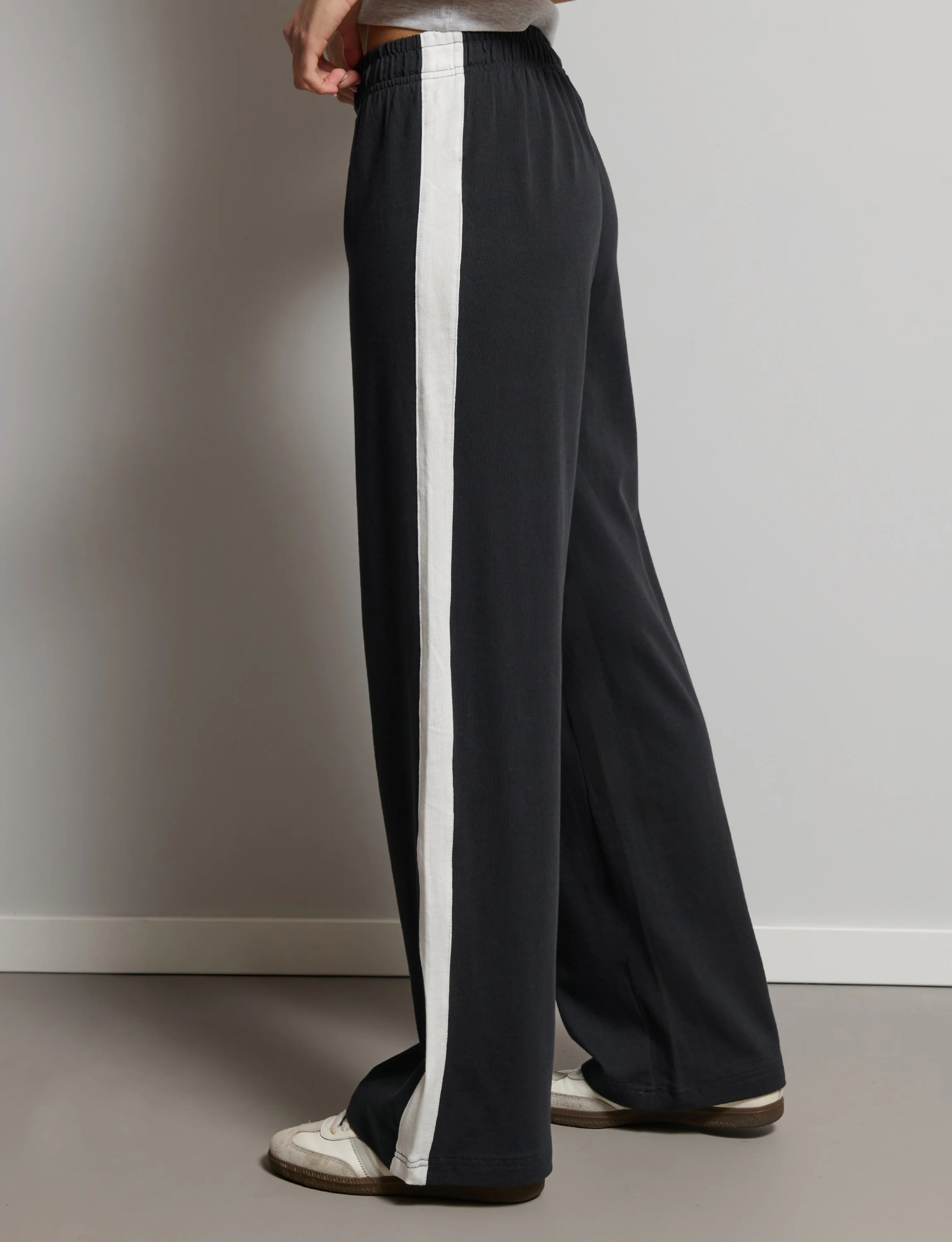 Pantalone tuta wide blu notte con banda bianca - Image 2