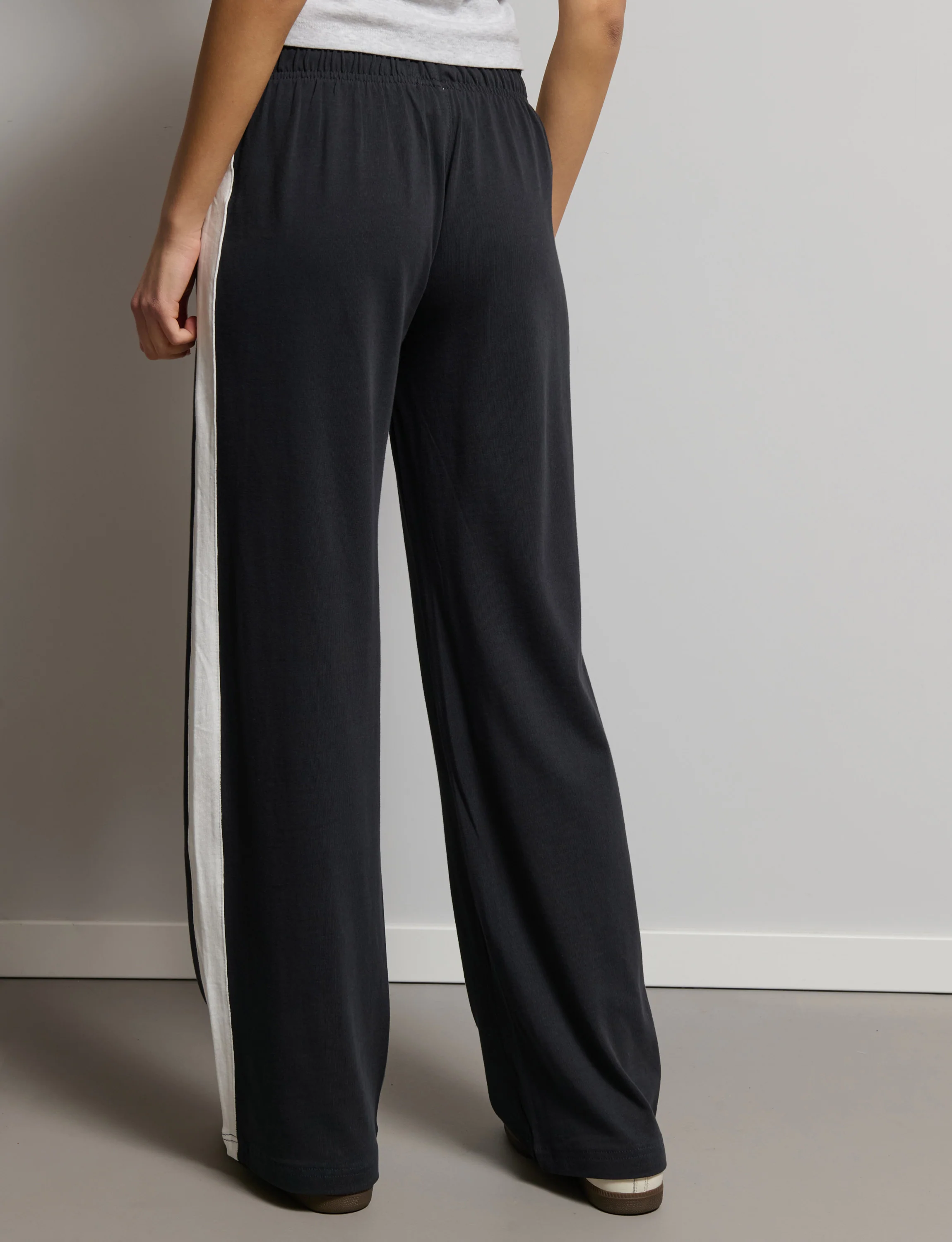 Pantalone tuta wide blu notte con banda bianca - Image 3
