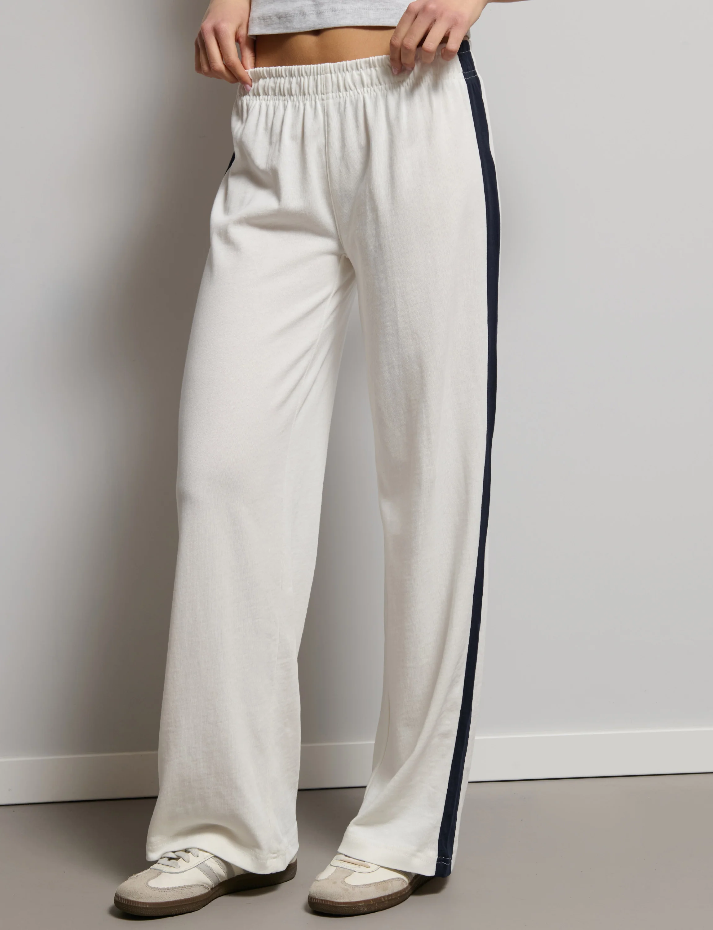 Pantalone tuta wide bianchi con banda blu navy