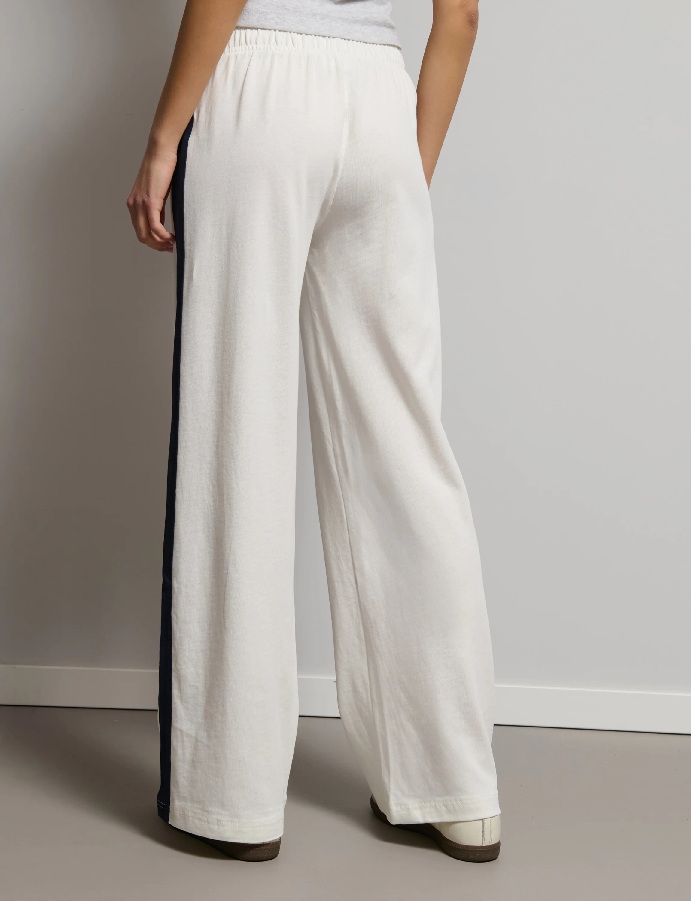 Pantalone tuta wide bianchi con banda blu navy - Image 3