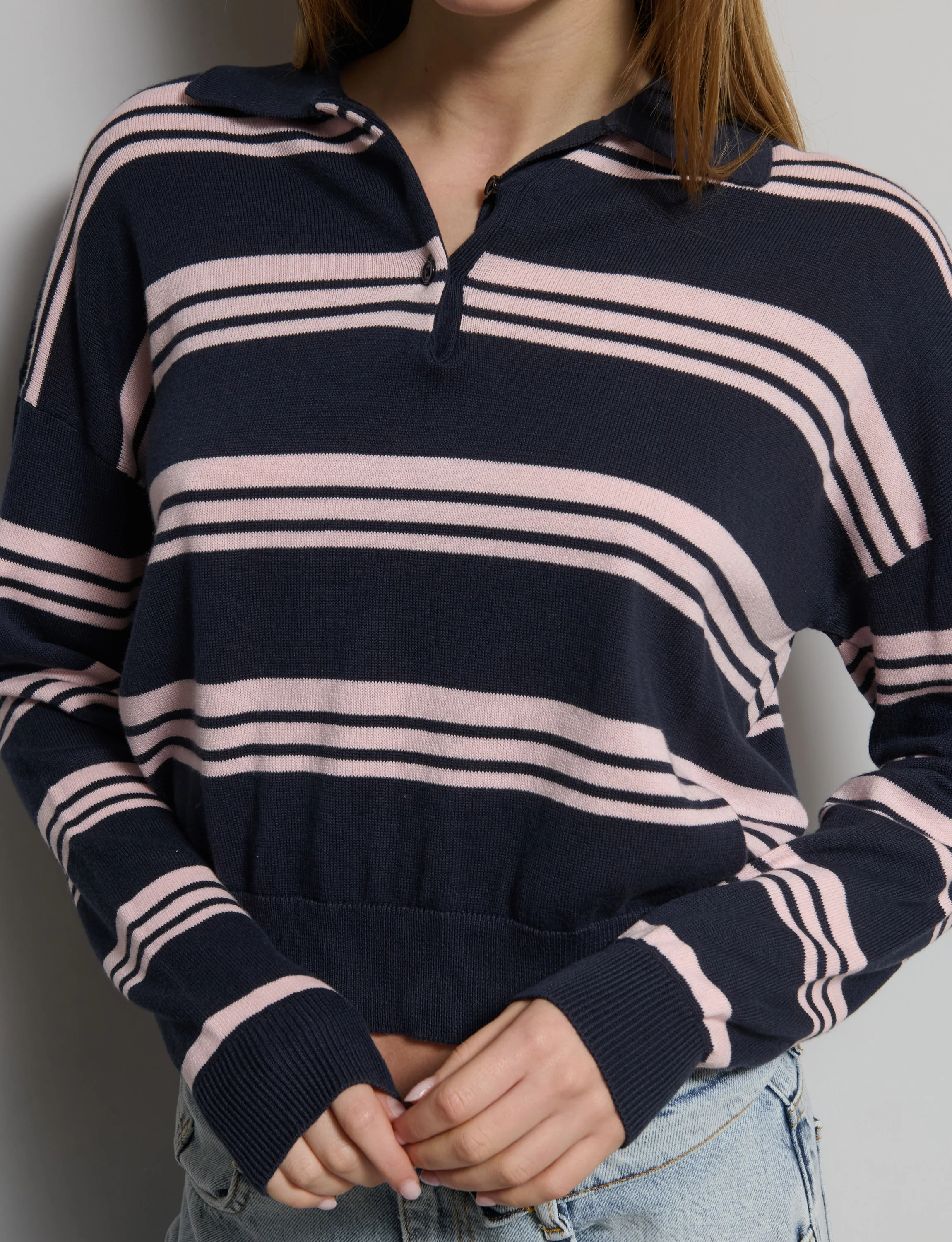 Polo in maglia a righe blu e rosa - Image 3