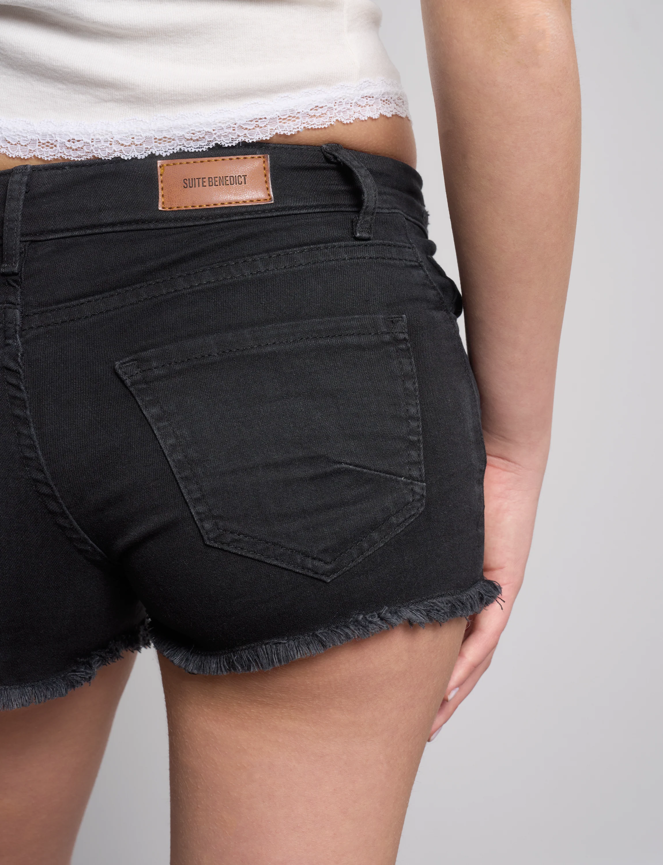 Shorts neri in jeans con orlo vivo - Image 2