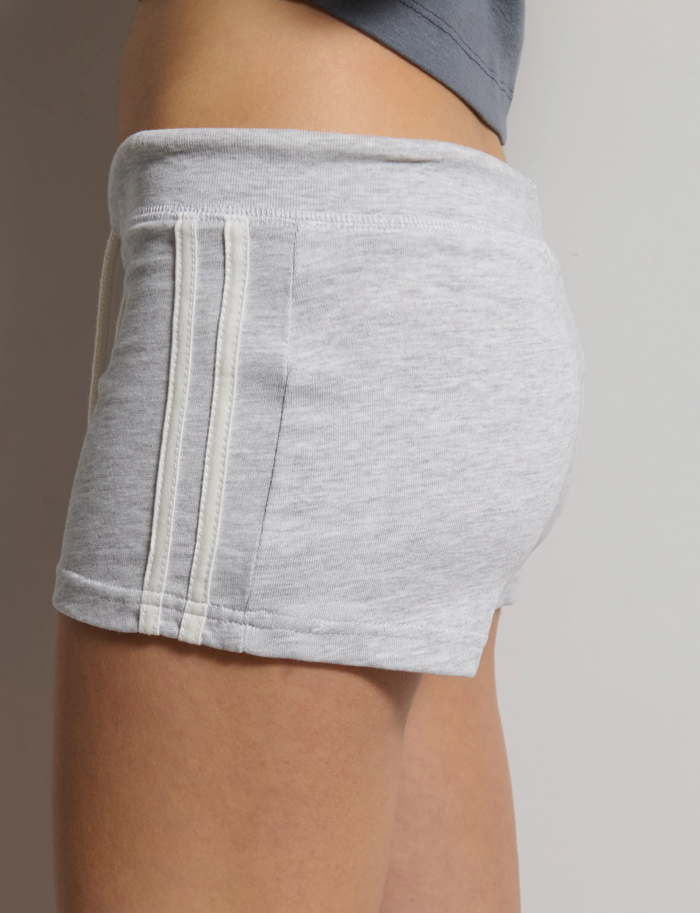 Short grigio in jersey con righe laterali - Image 2