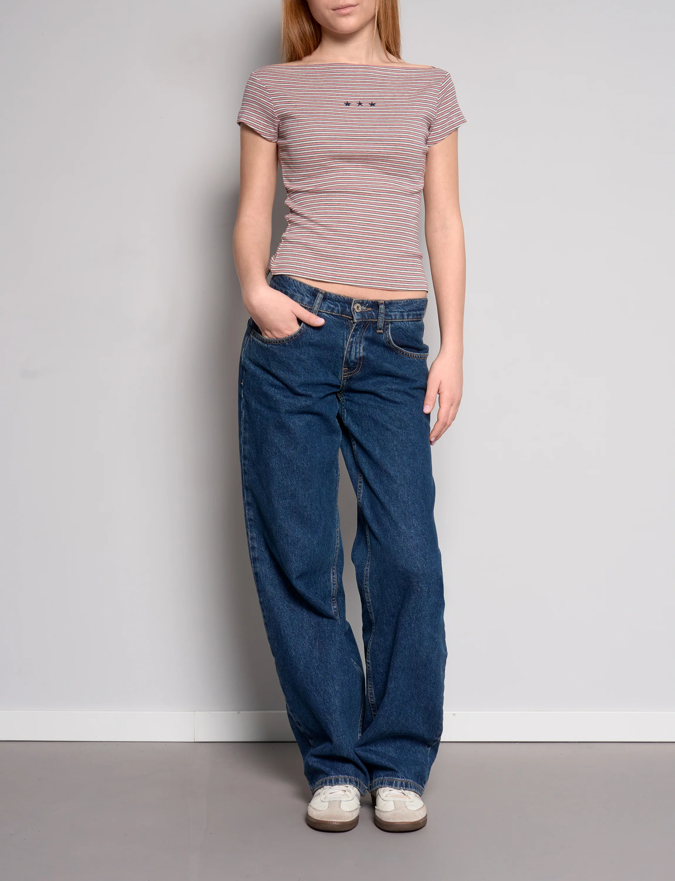 T-shirt a righe con scollo a barca e stelle ricamate - Image 4