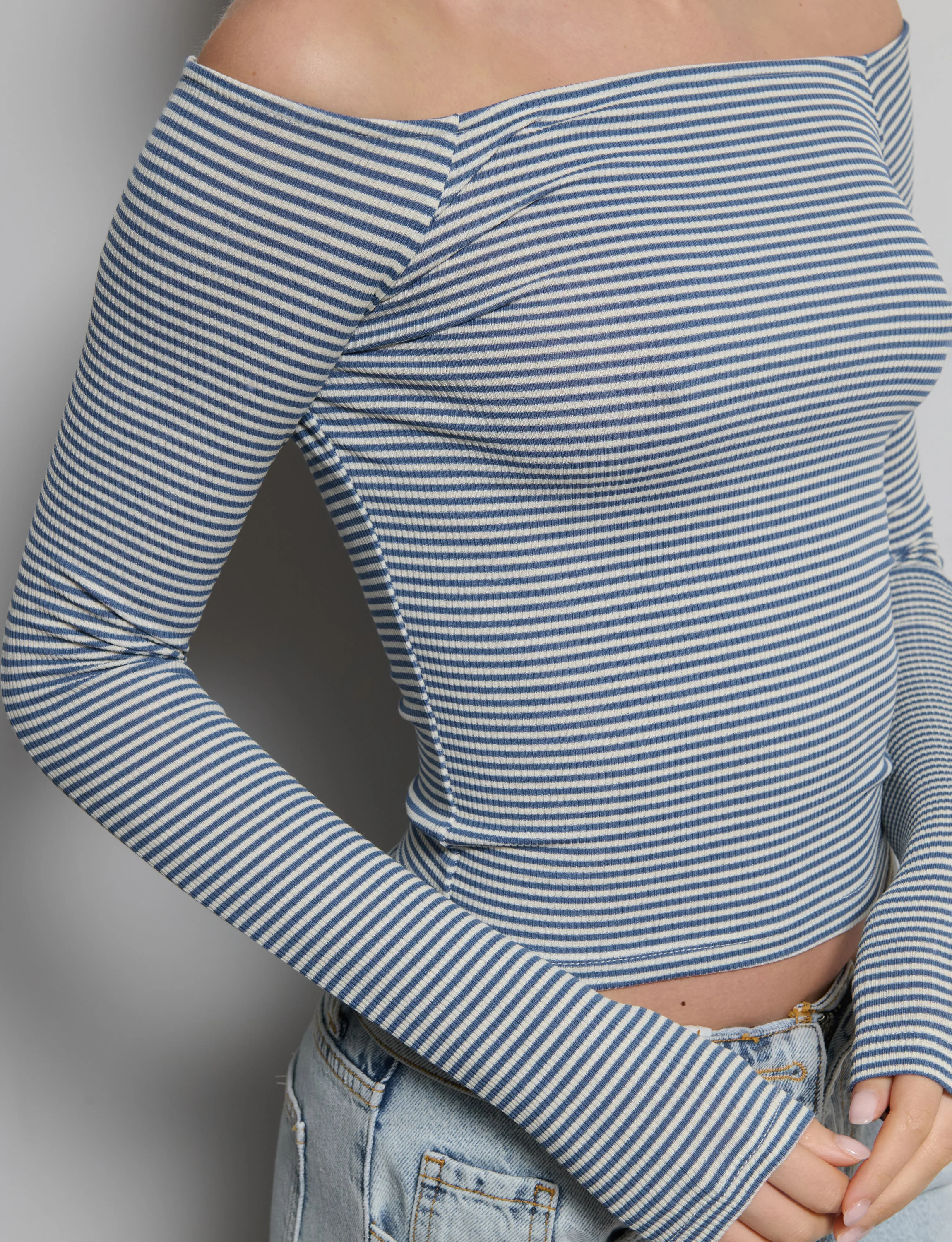 T-shirt a righe off-shoulder - Image 3