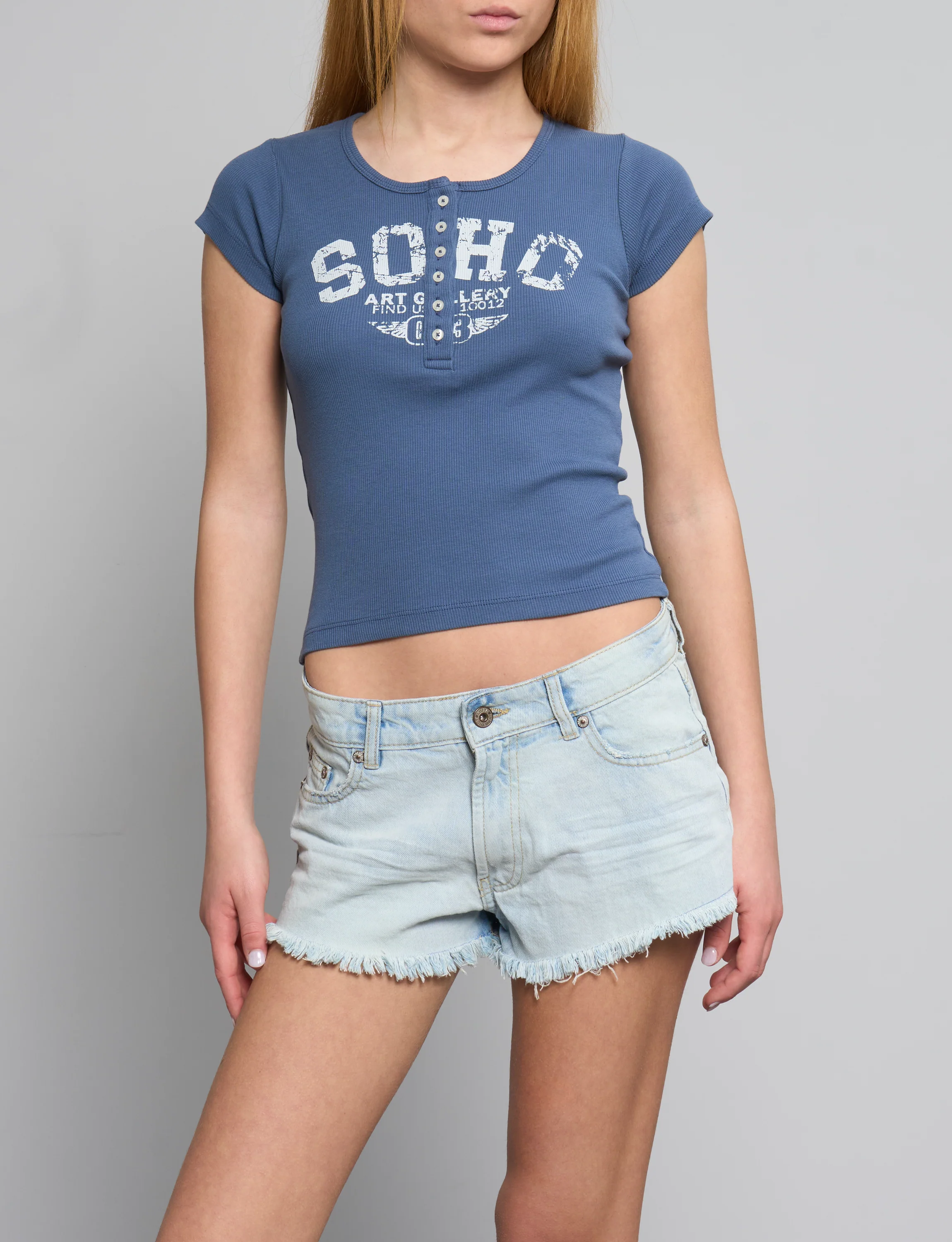 T-shirt blu a costine con scritta “Soho“