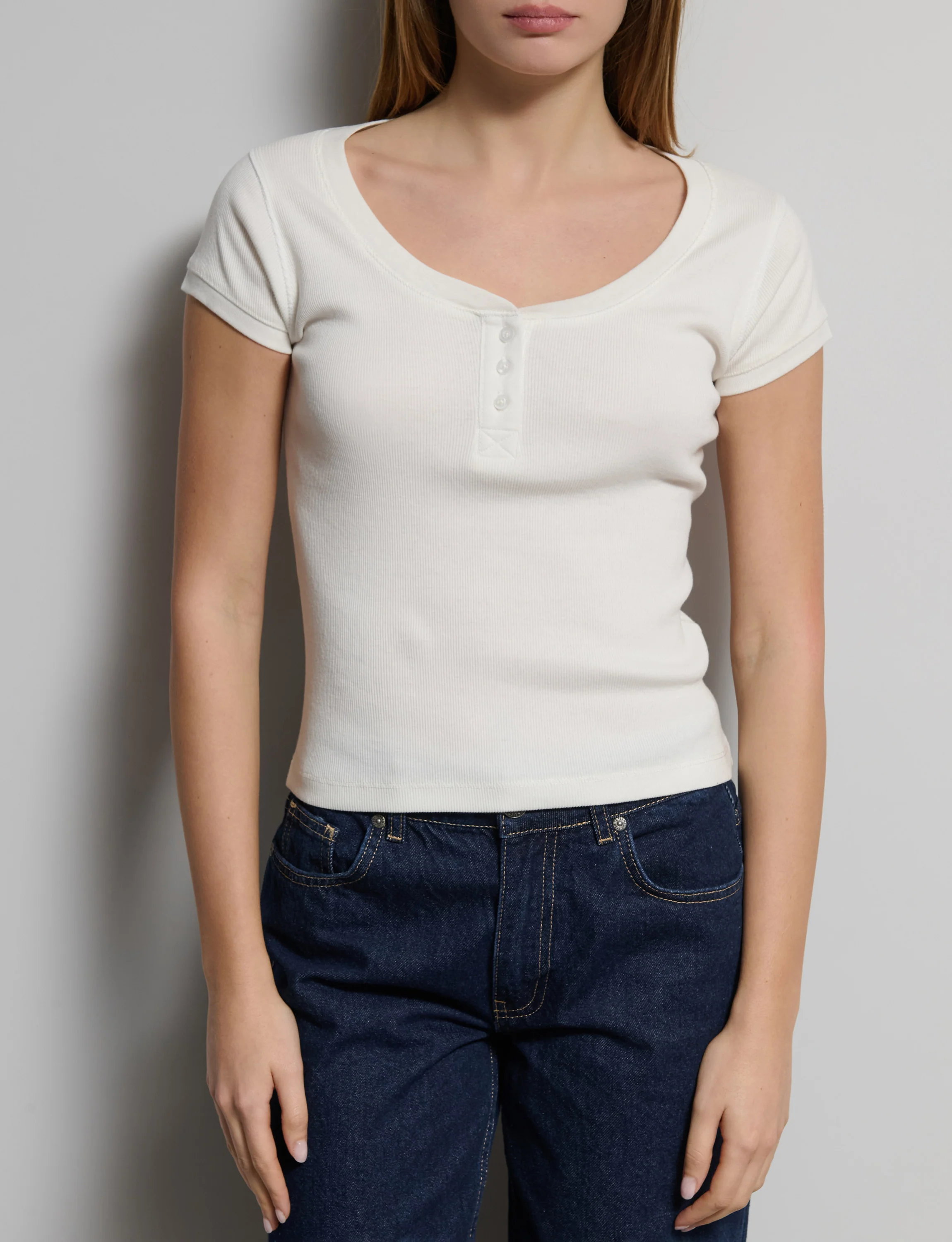 T-shirt bianca con bottoni