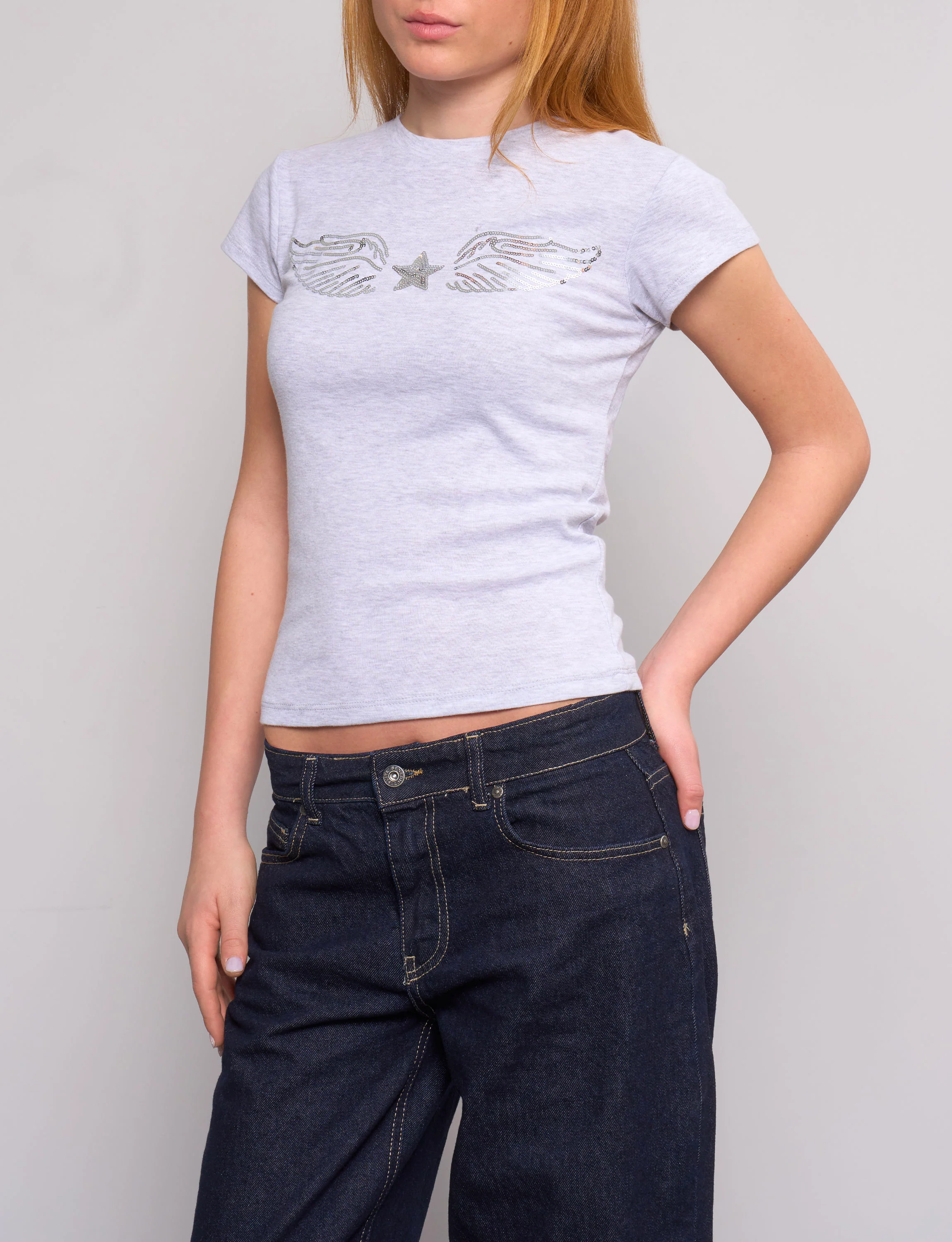 T-shirt grigia con ali in paillettes - Image 2