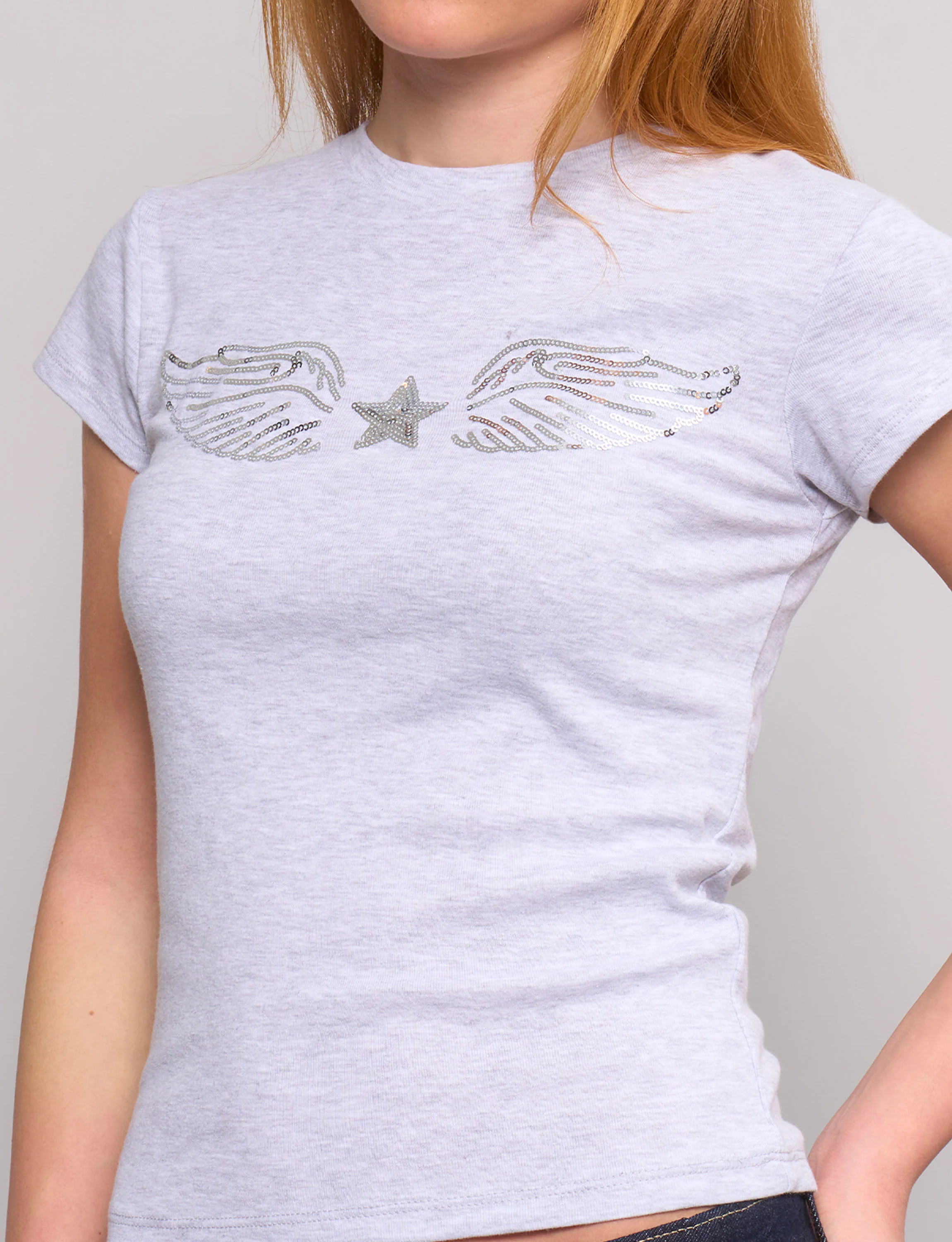 T-shirt grigia con ali in paillettes - Image 3