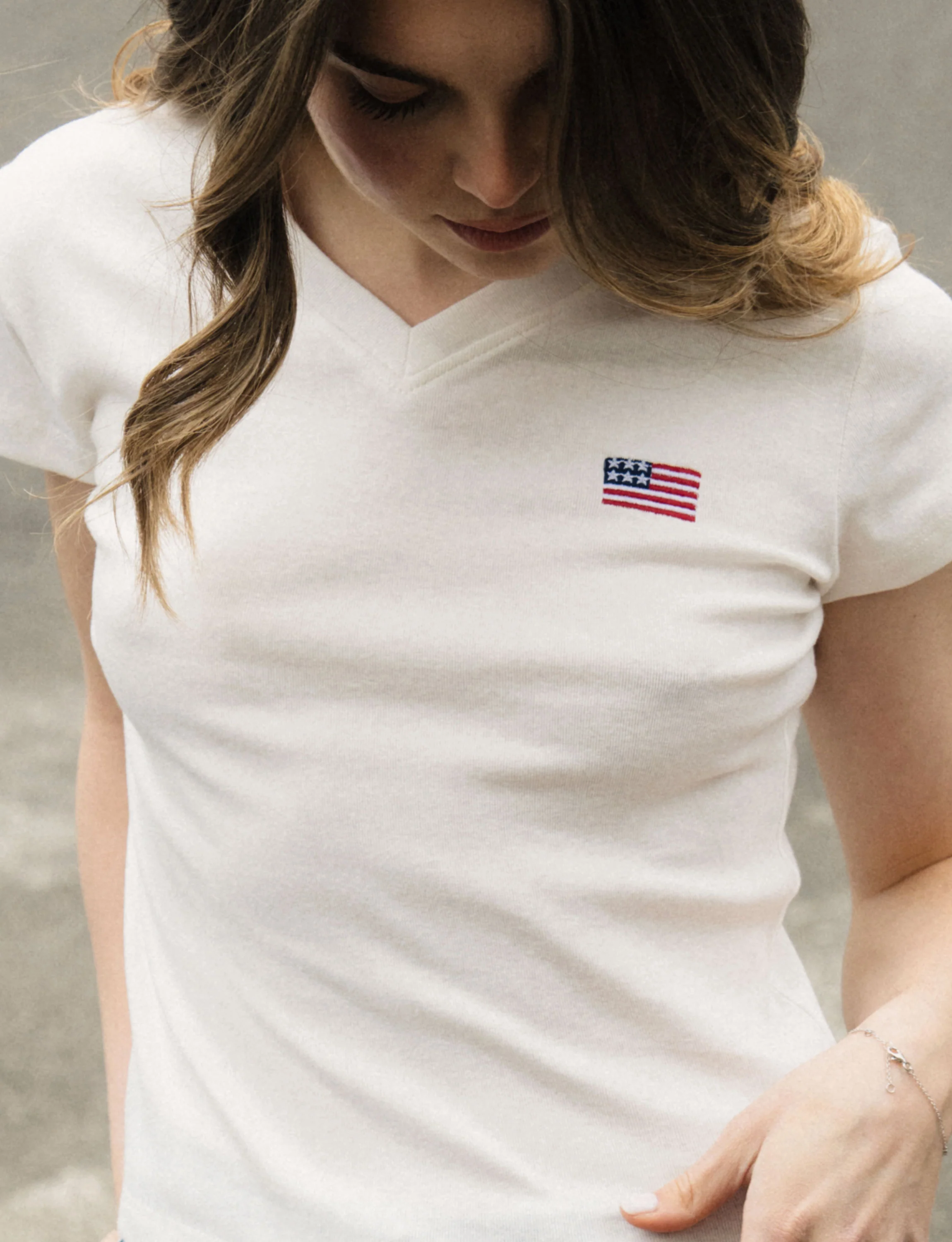 T-shirt bianca con ricamo bandiera USA