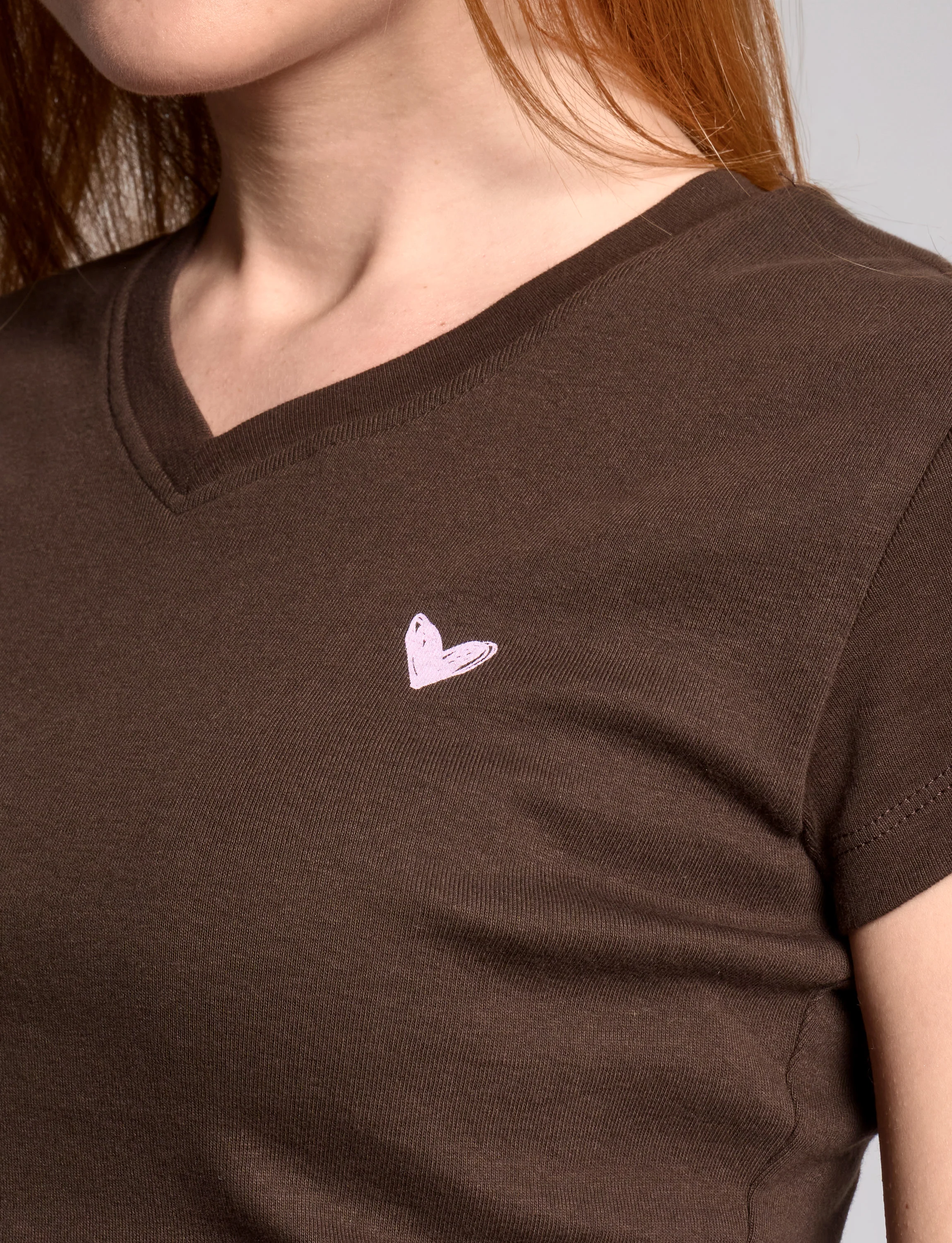 T-shirt marrone con cuore