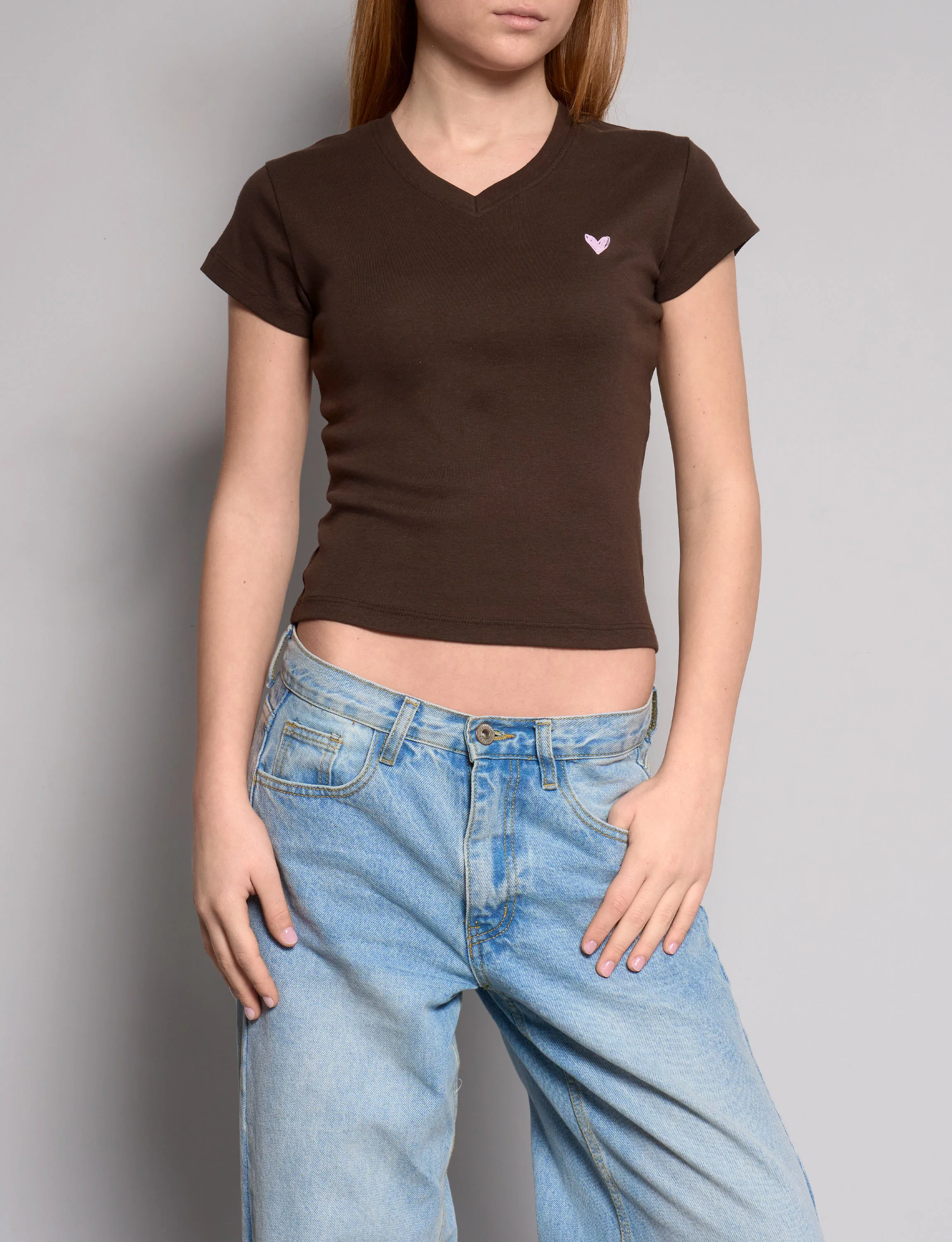 T-shirt marrone con cuore - Image 2