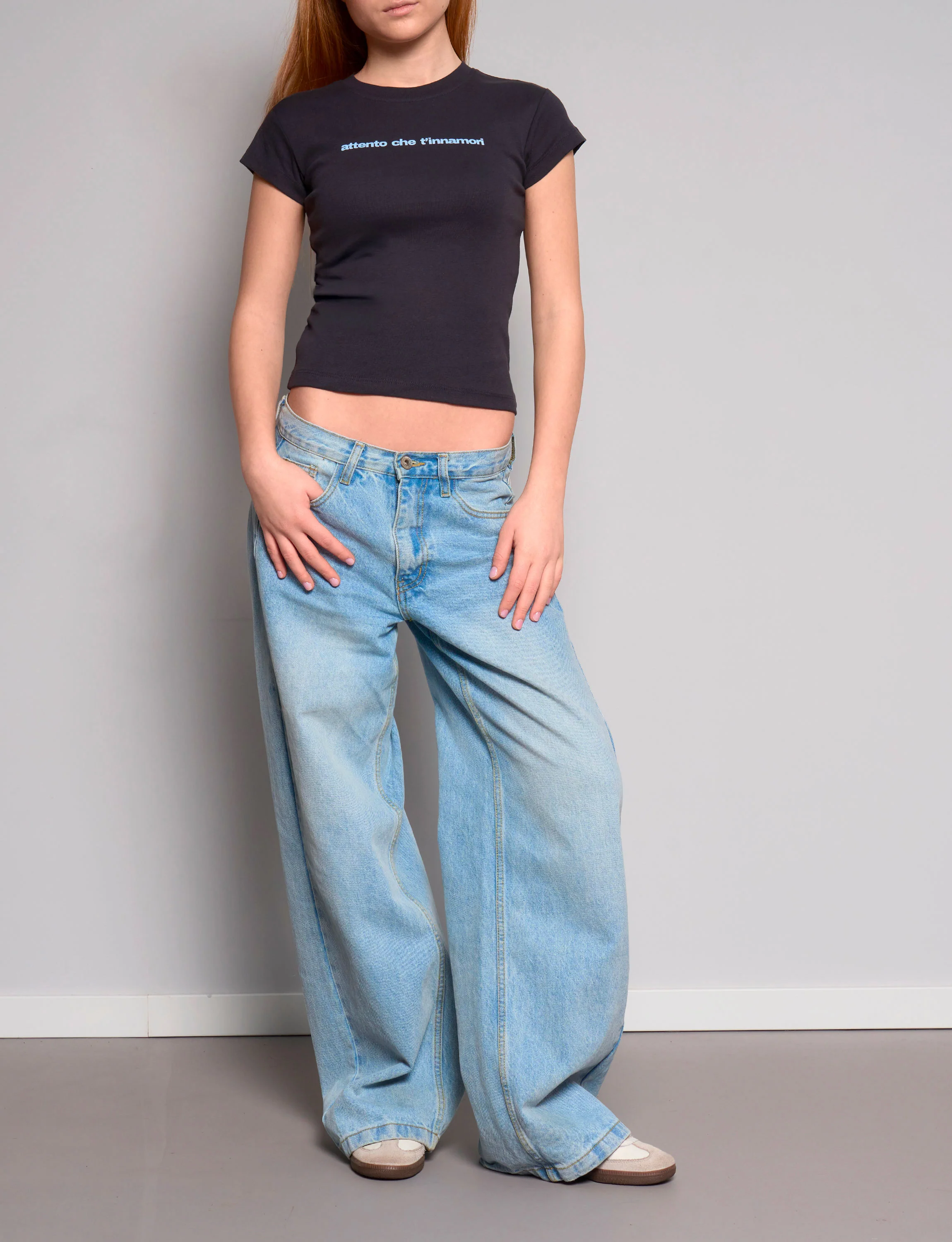 T-shirt blu notte con scritta “Attento che t‘innamori“ - Image 4