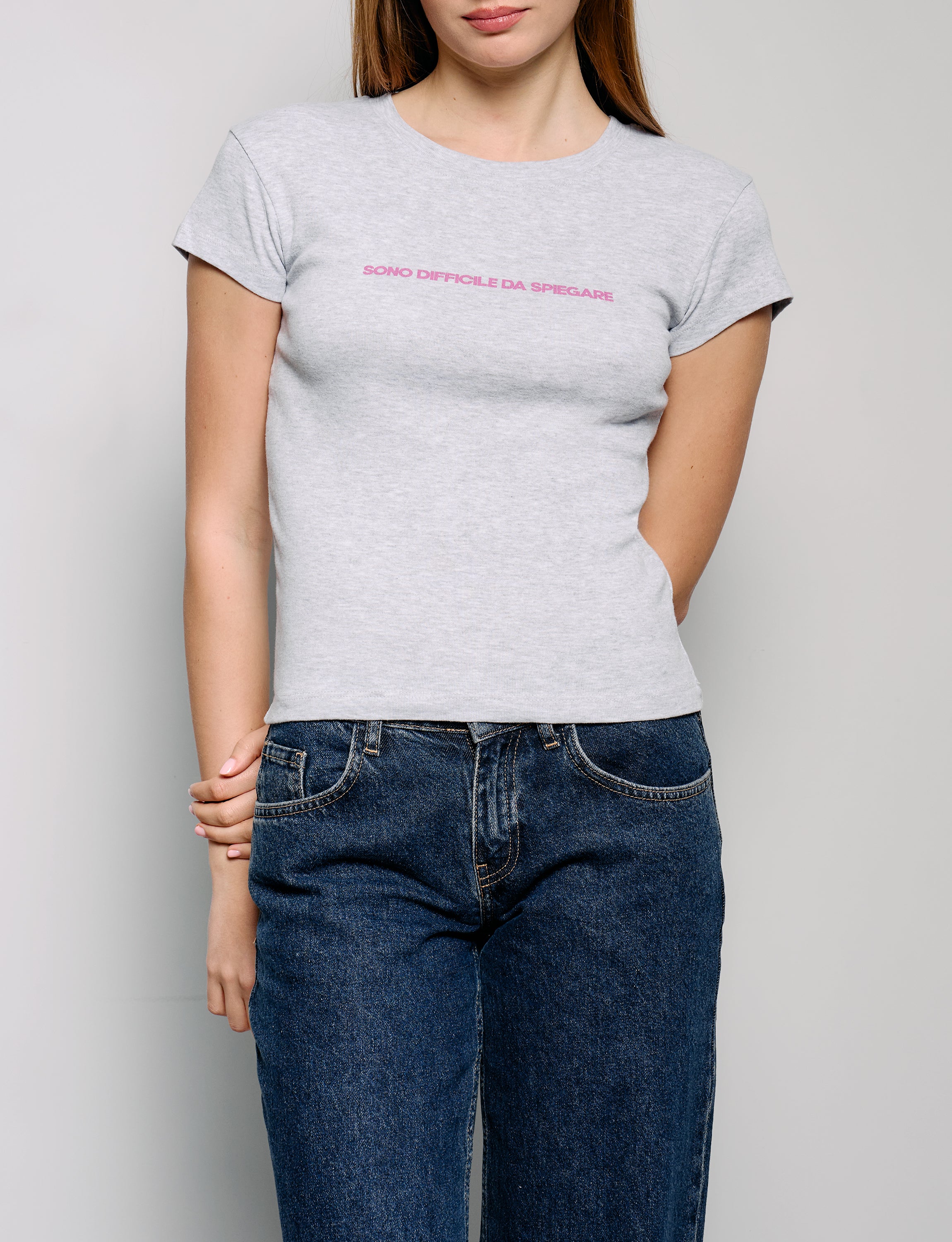 T-shirt grigia con scritta “Difficile da spiegare“ - Image 2