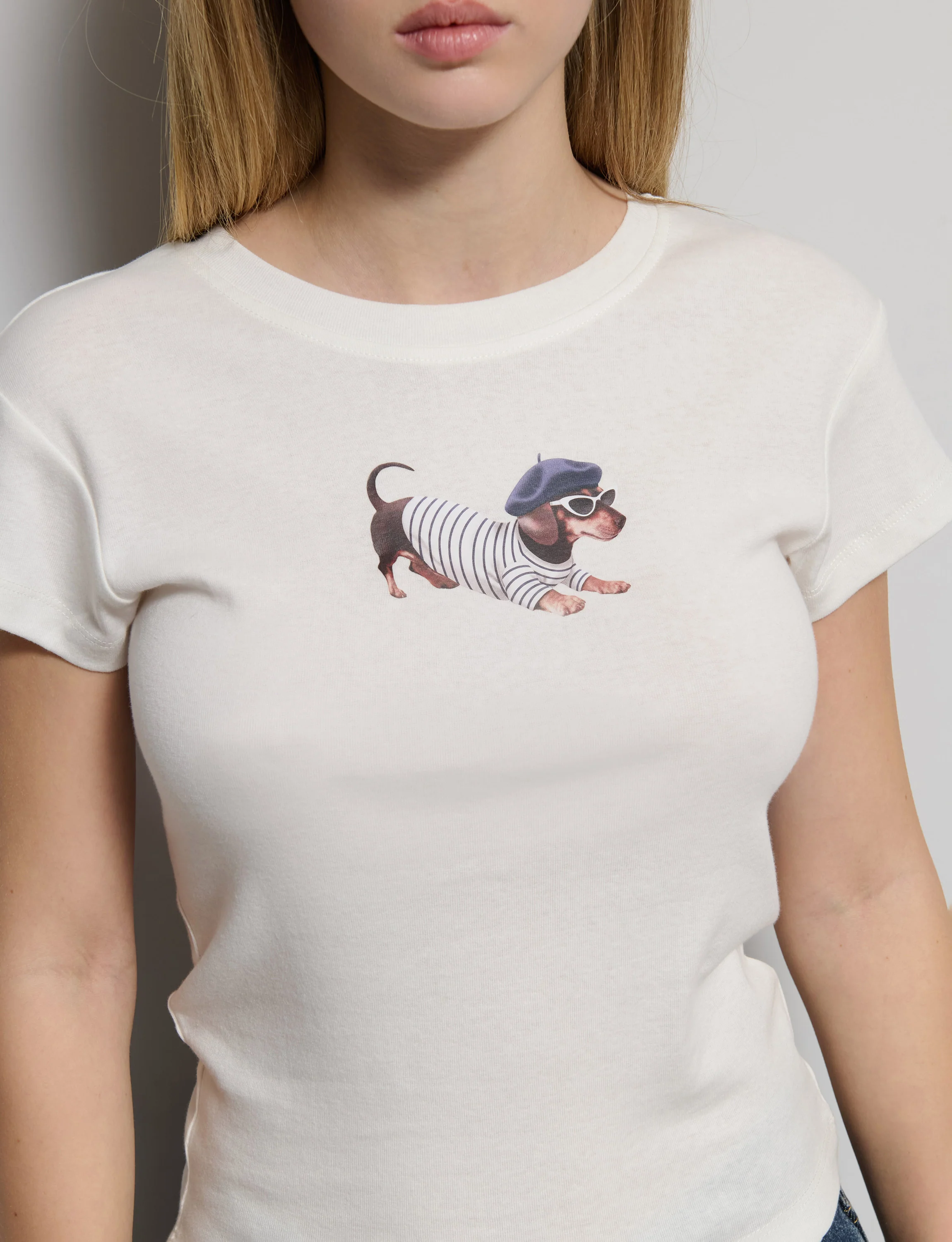 T-shirt panna con stampa bassotto - Image 3