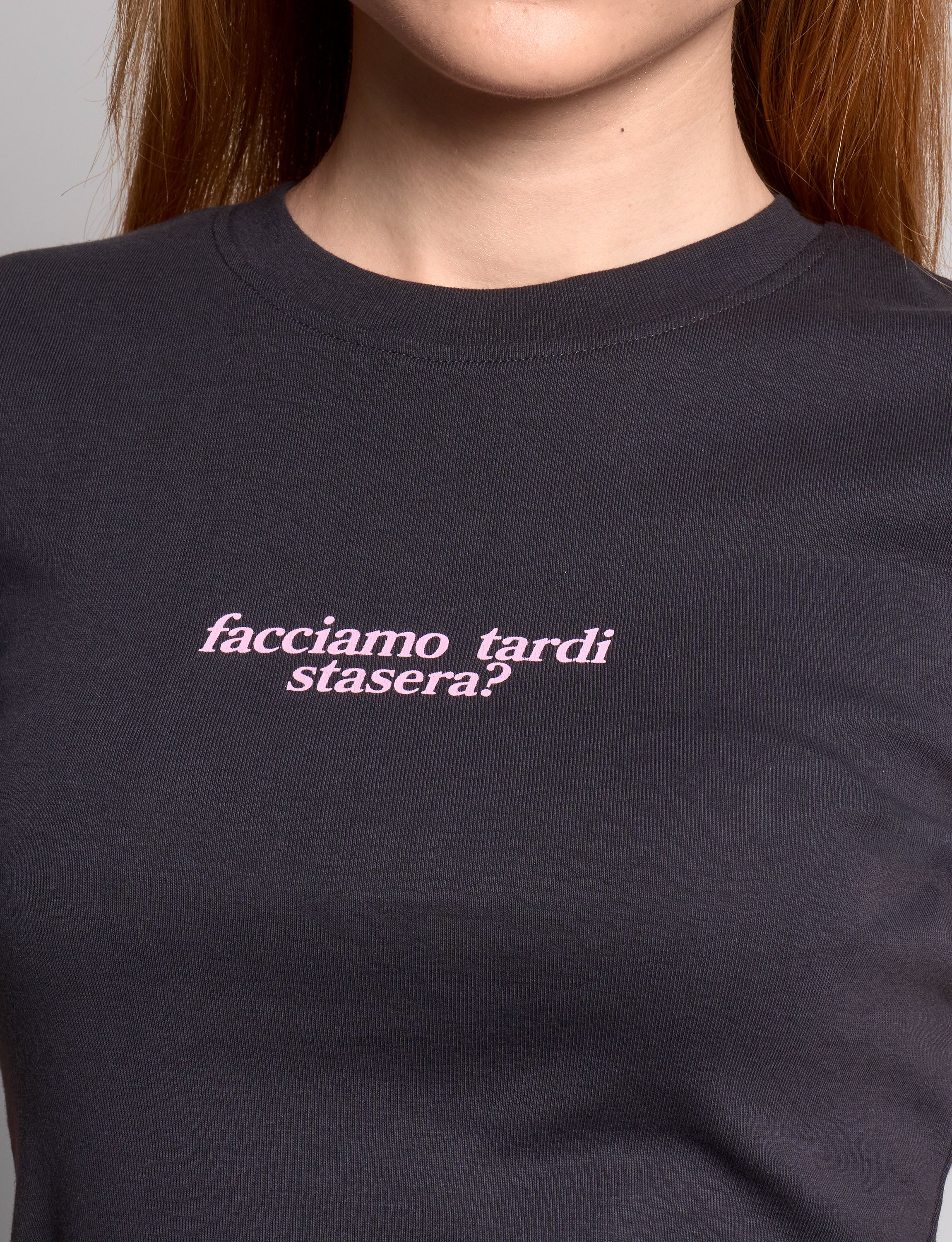 T-shirt blu notte con scritta “Facciamo tardi stasera?“
