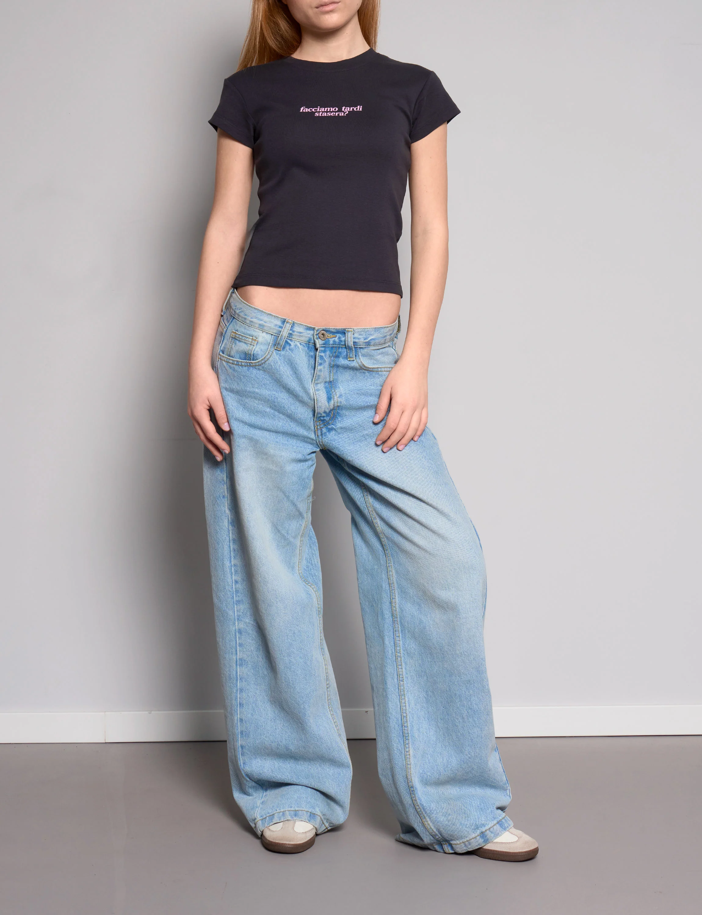 T-shirt blu notte con scritta “Facciamo tardi stasera?“ - Image 4
