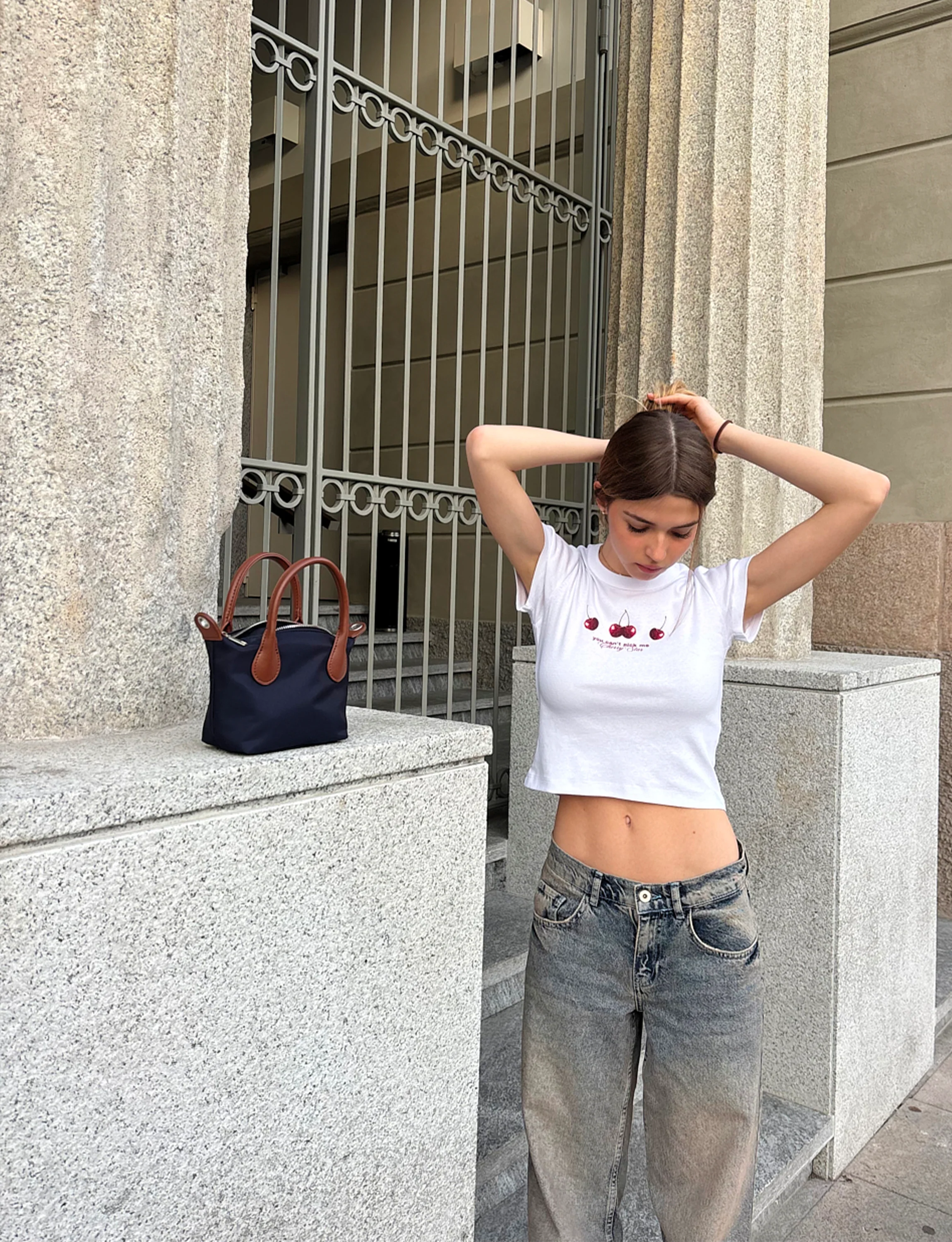T-shirt bianca con stampa ciliegie