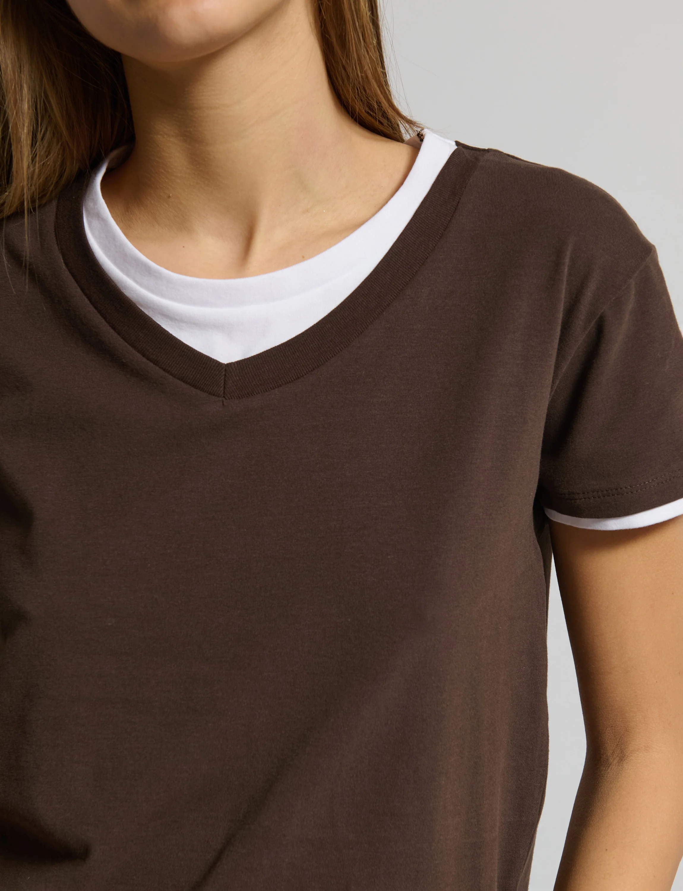 T-shirt marrone e bianca a doppio strato - Image 2