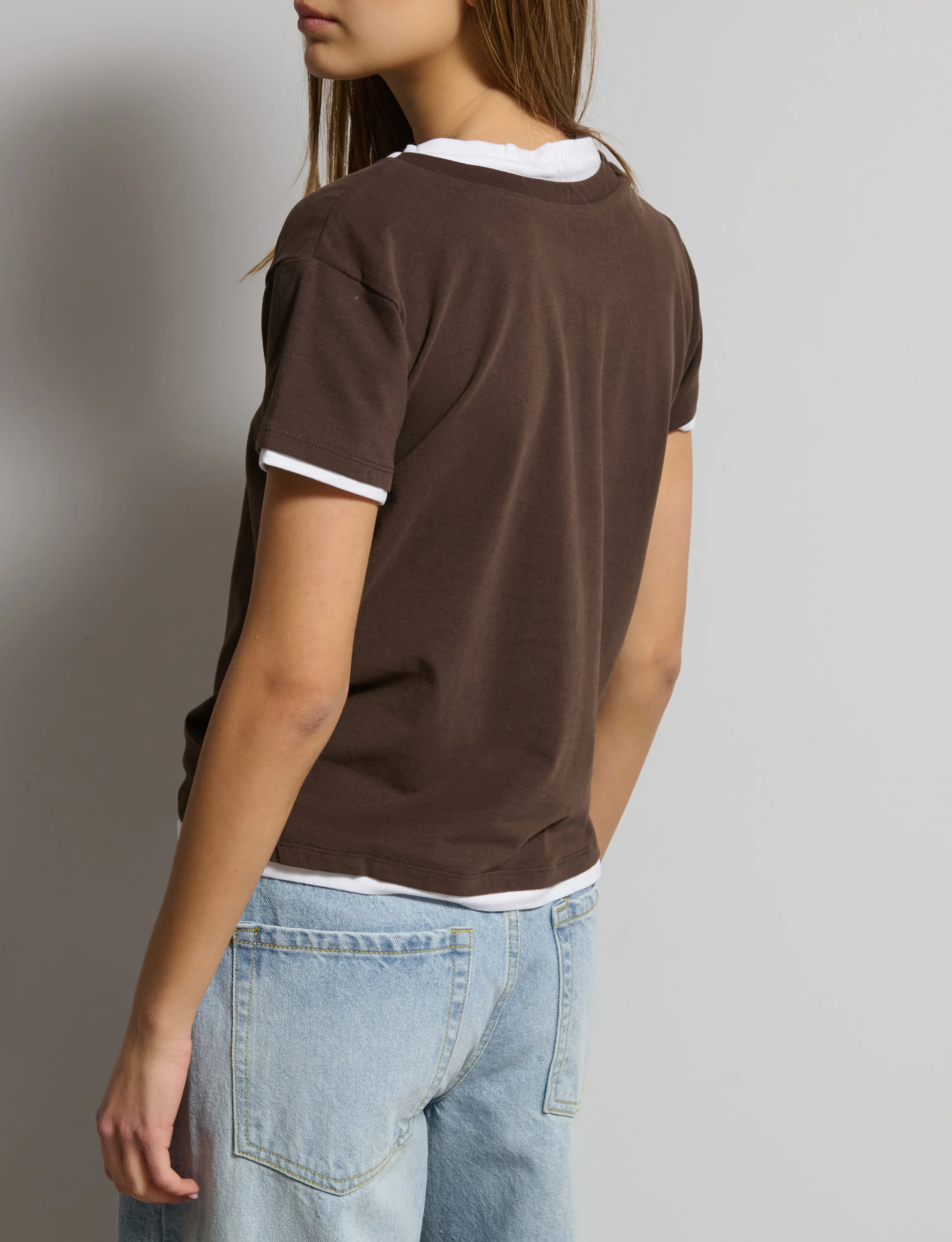 T-shirt marrone e bianca a doppio strato - Image 3