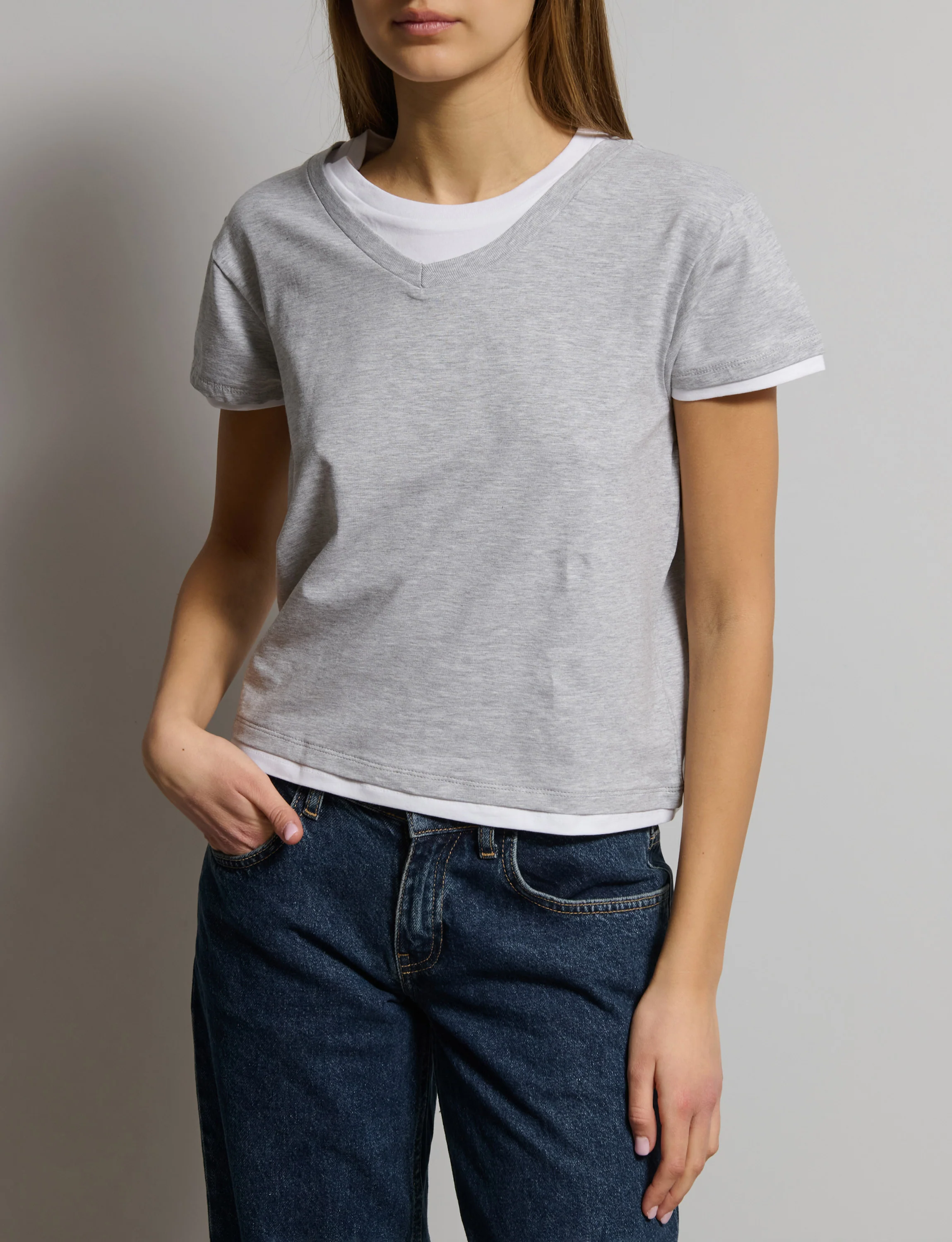 T-shirt grigia e bianca a doppio strato