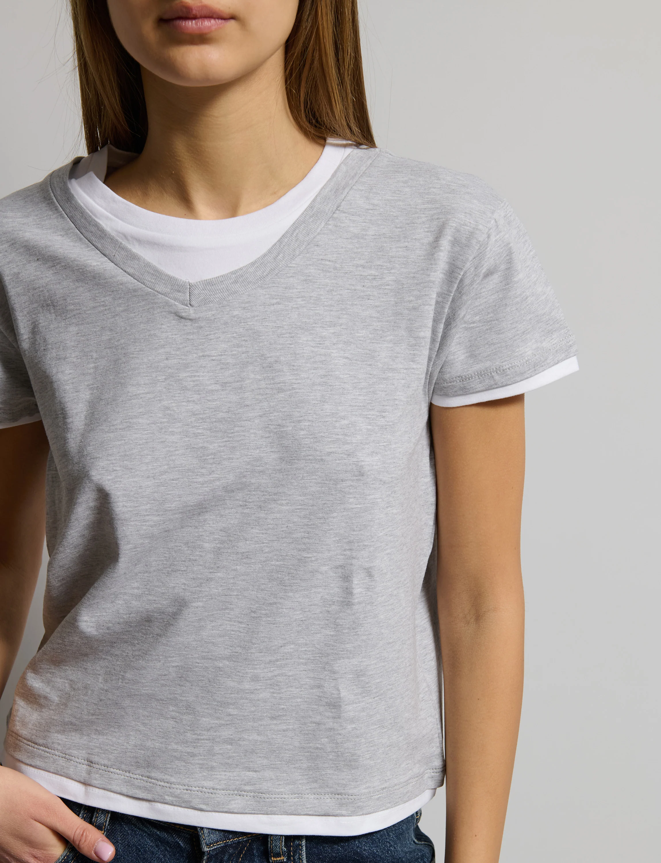 T-shirt grigia e bianca a doppio strato - Image 2
