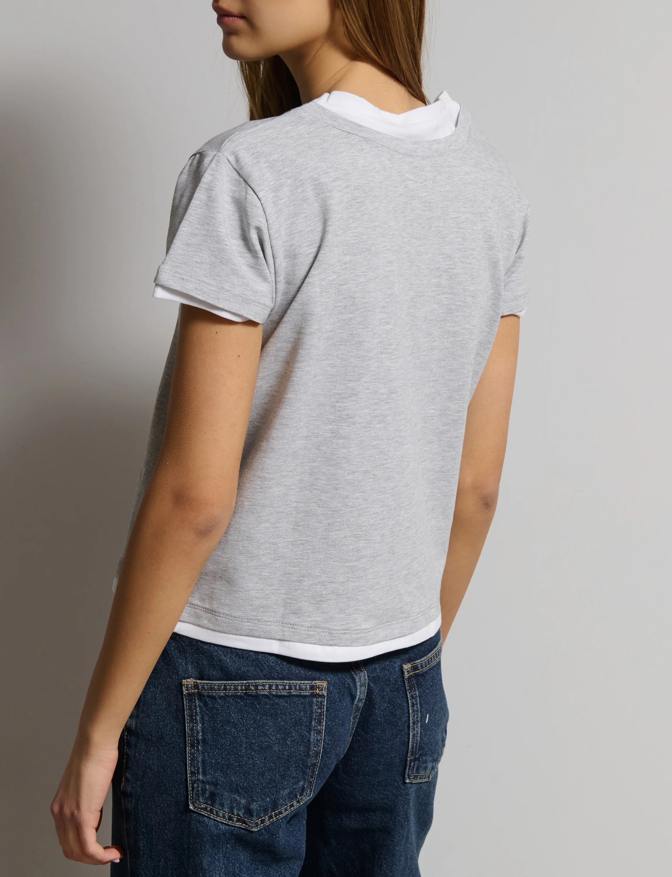 T-shirt grigia e bianca a doppio strato - Image 3